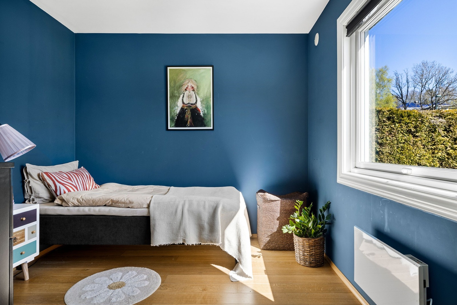 Soverom med god plass til seng og oppbevaring. Blåfargen er lun og passer rommet godt. Galleribilde