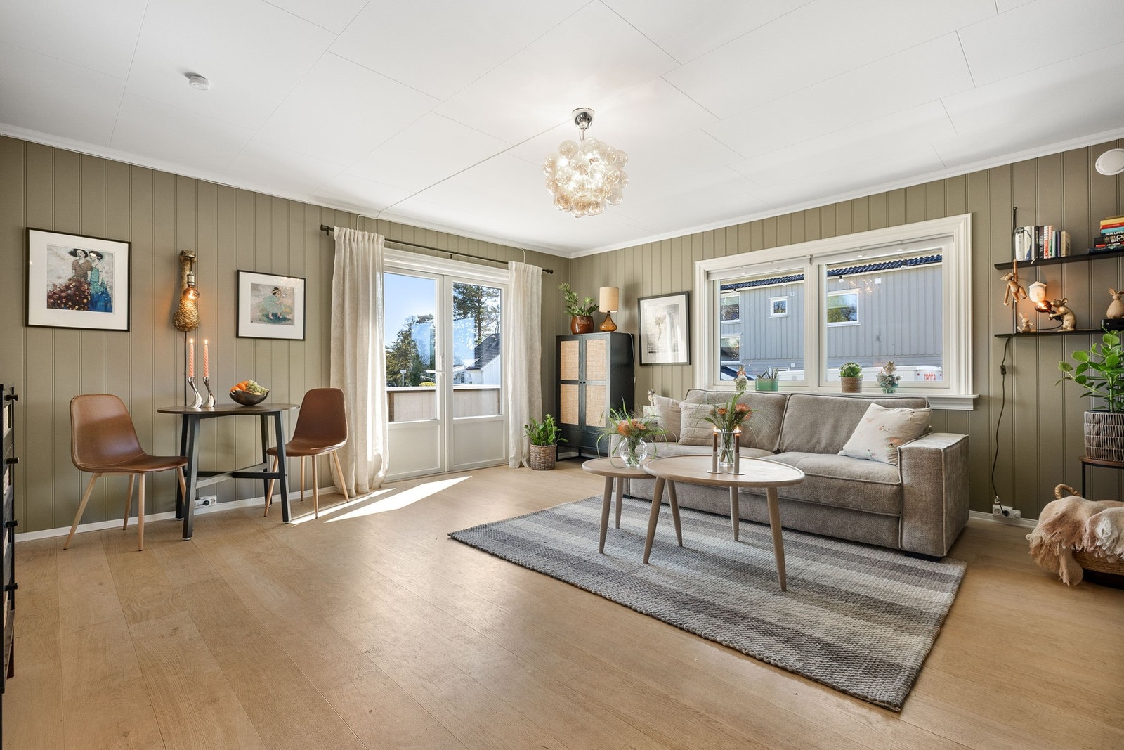 Stuen er lys og romslig og har utgang til veranda. Flere vinduer og dobbel dør gir mye lysinnslipp og skaper en luftig atmosfære. Galleribilde