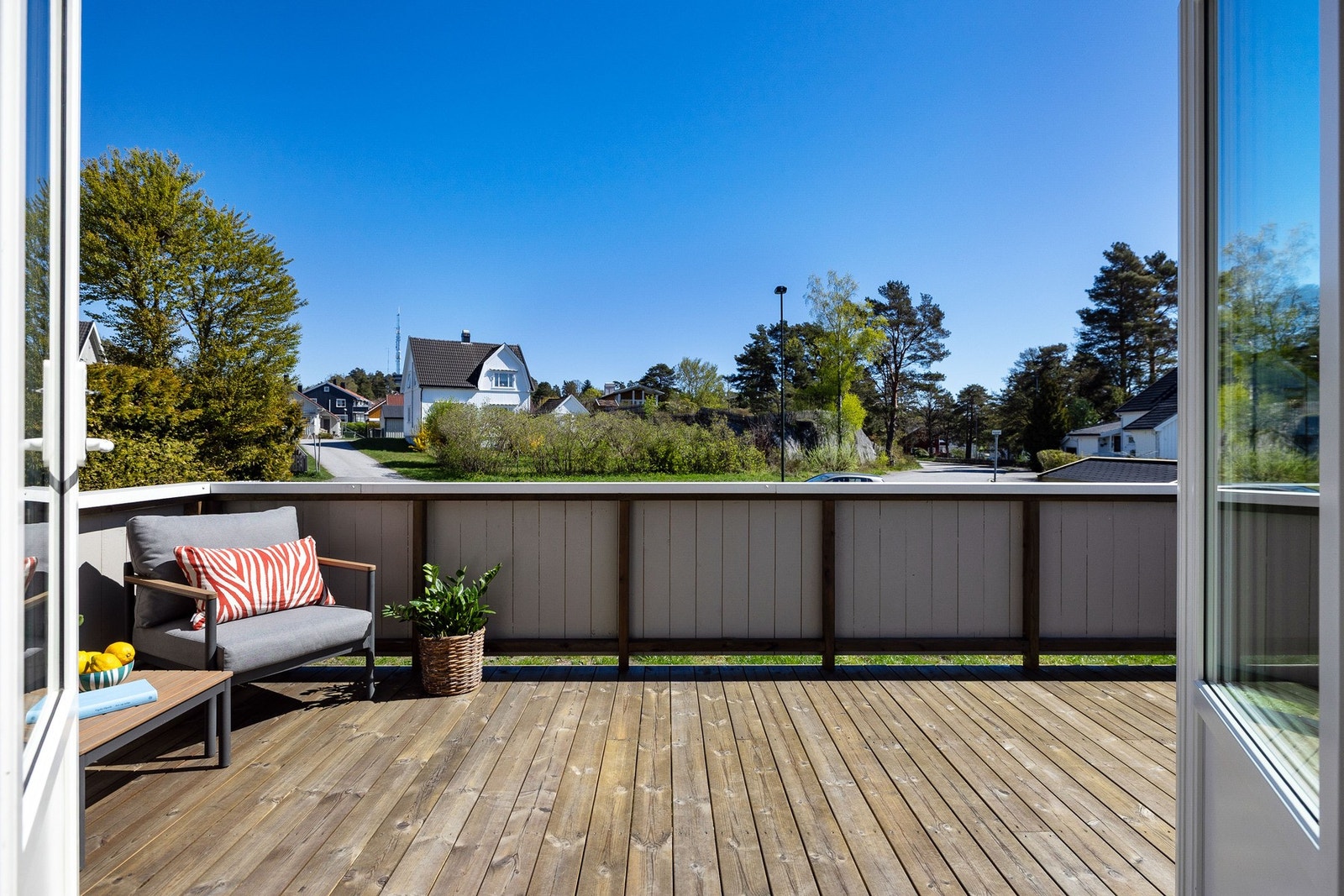 På sommerstid blir terrassen en flott forlengelse av leiligheten og gir ekstra rom for både avslapning og sosiale stunder. Galleribilde