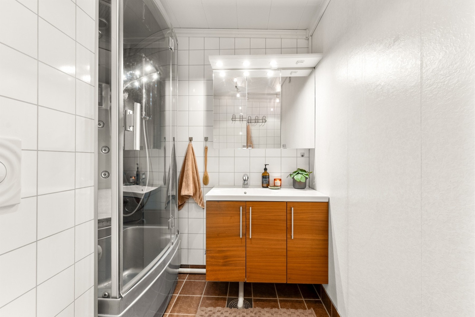Badet er et pent og funksjonelt rom som ble oppgradert rundt 2009. Galleribilde