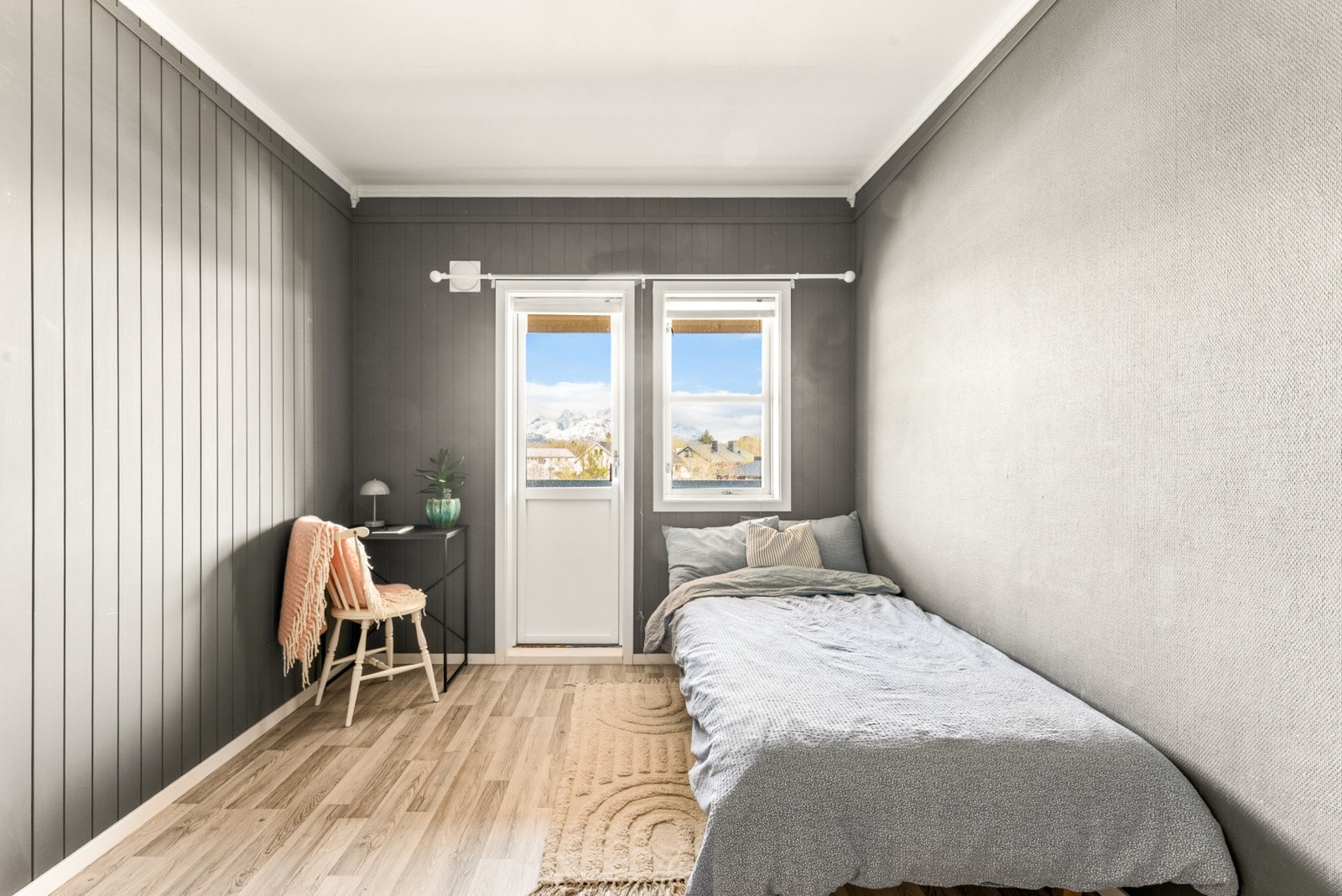Rommet har plass til både seng og en liten arbeidsplass. Galleribilde