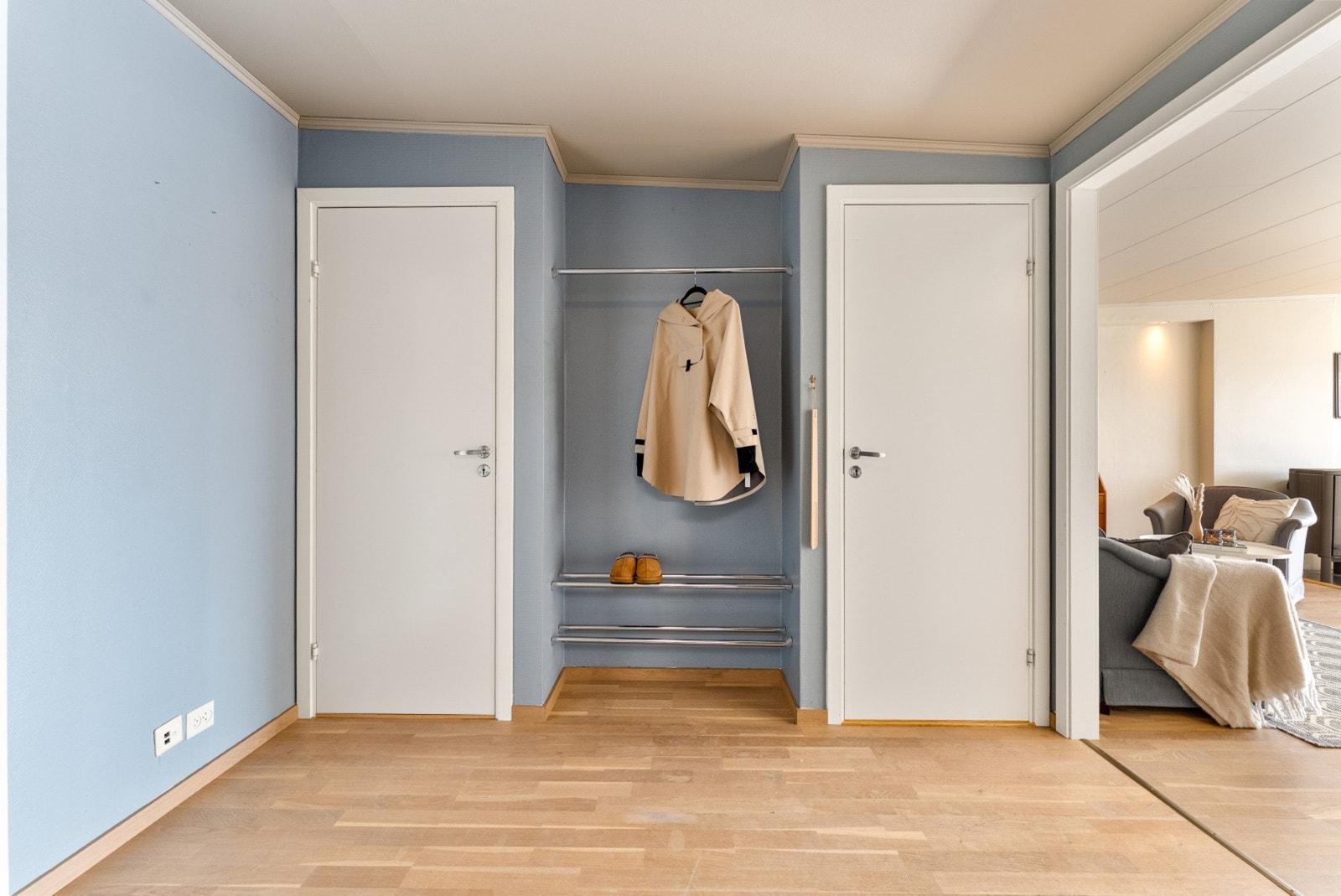 Entré med plass til oppheng av yttertøy og sko. Galleribilde