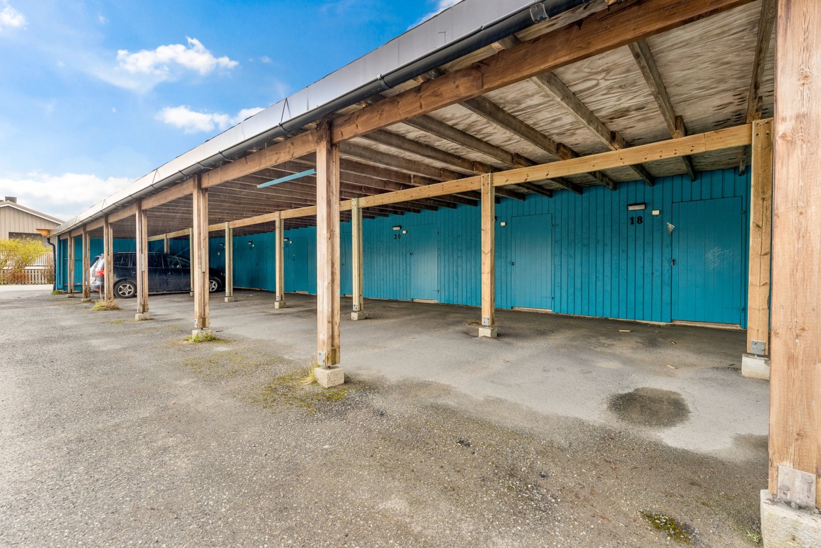Det medfølger egen parkeringsplass i felles carportanlegg. Galleribilde