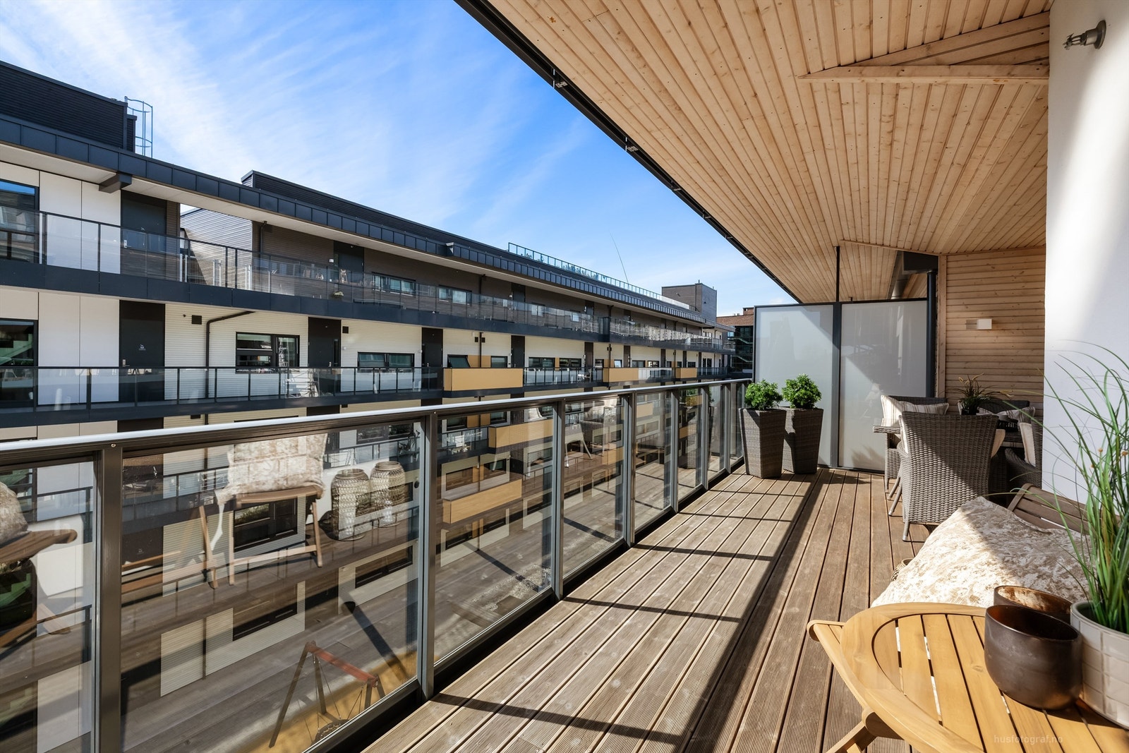 En skjermet og romslig uteplass med god plass til utemøbler. Galleribilde