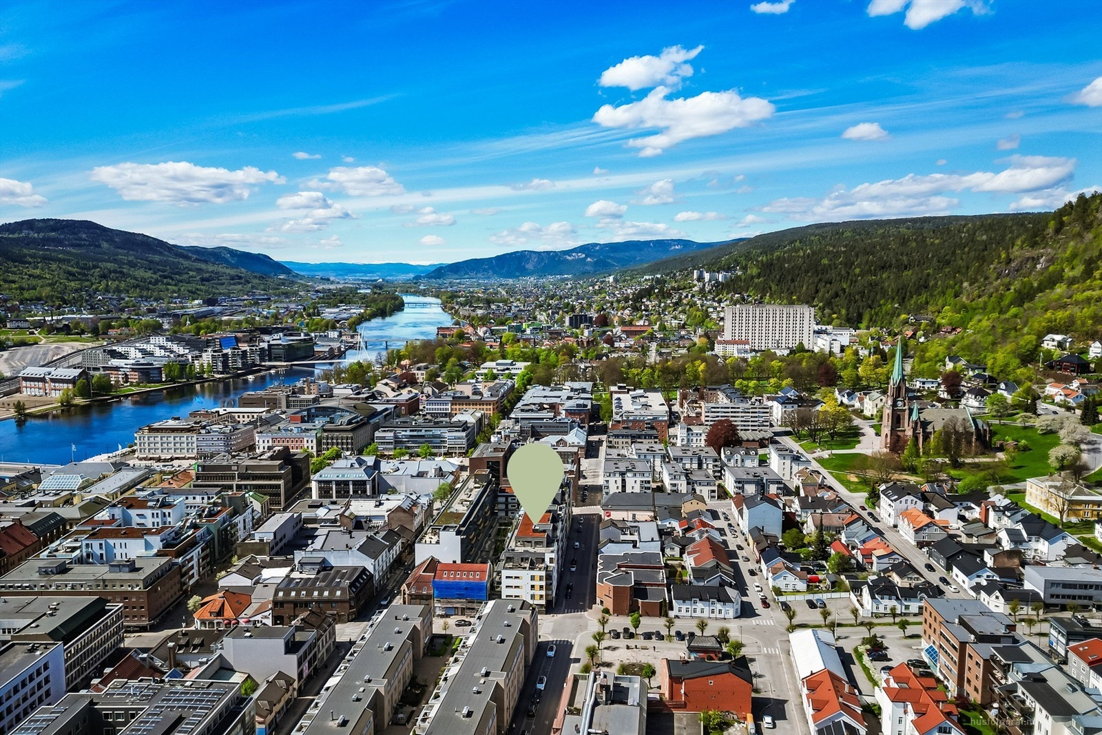 Beliggenheten er ideell for pendlere, med kort vei til togstasjonen som har hyppige avganger mot Oslo. Galleribilde