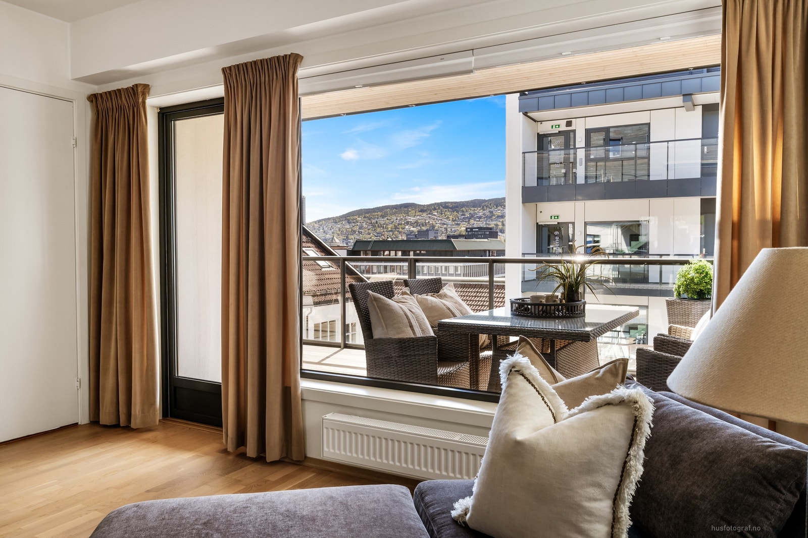 Fra stuen er det direkte utgang til en romslig balkong på 17 kvadratmeter. Galleribilde