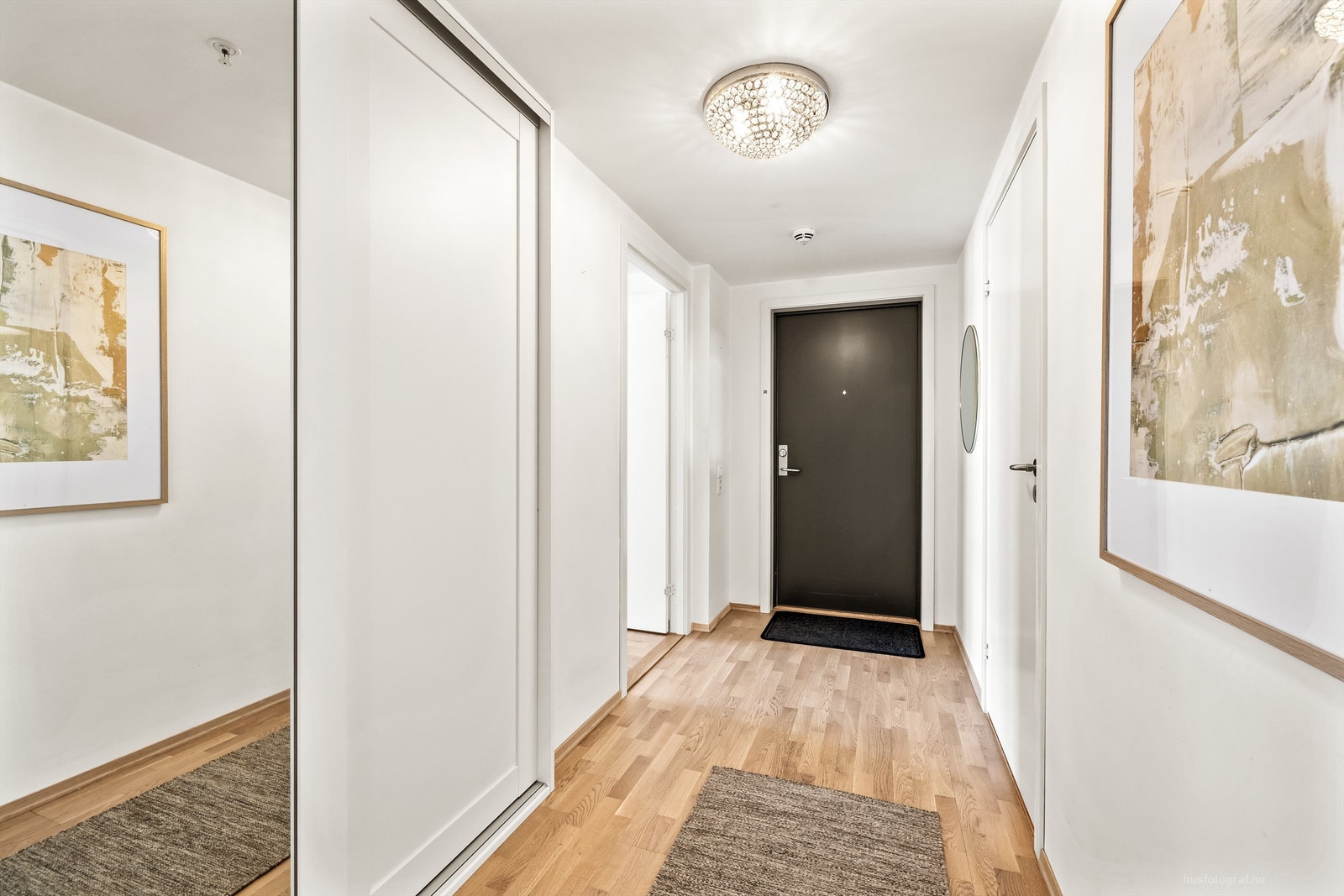 Entré med skyvedørsgarderobe i hvit og profilert utførelse samt speilfront. Galleribilde