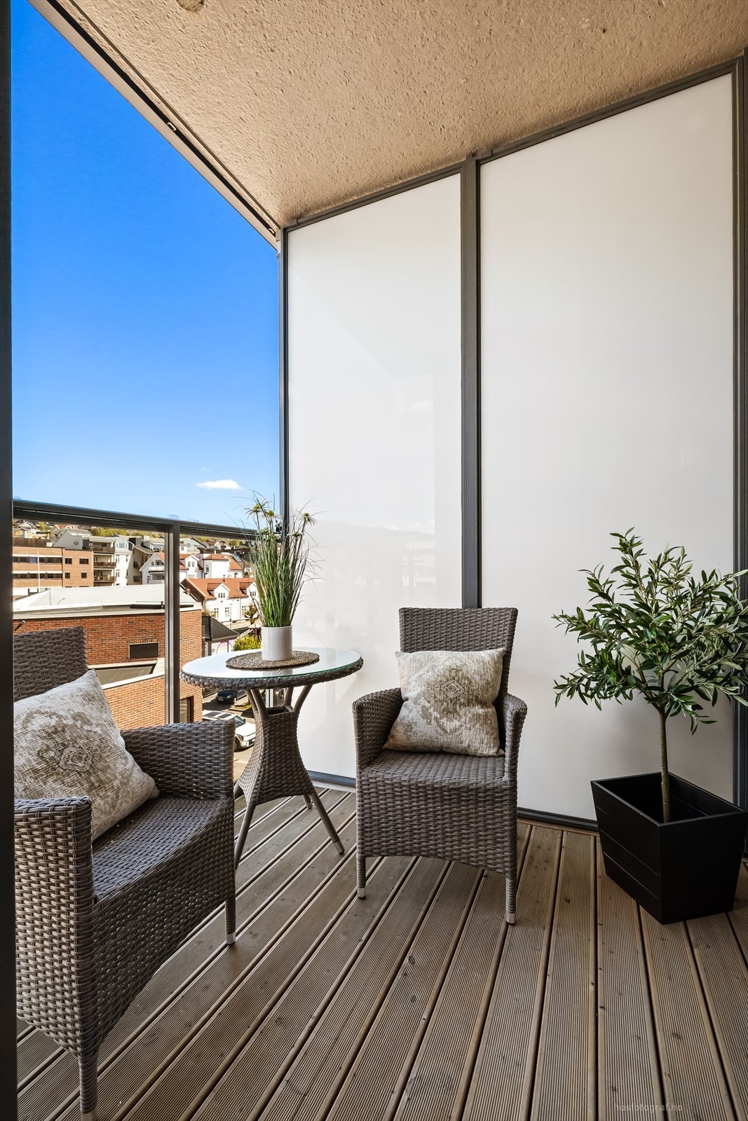 Balkongen er på 4 kvadratmeter - en perfekt plass for morgenkaffen. Galleribilde