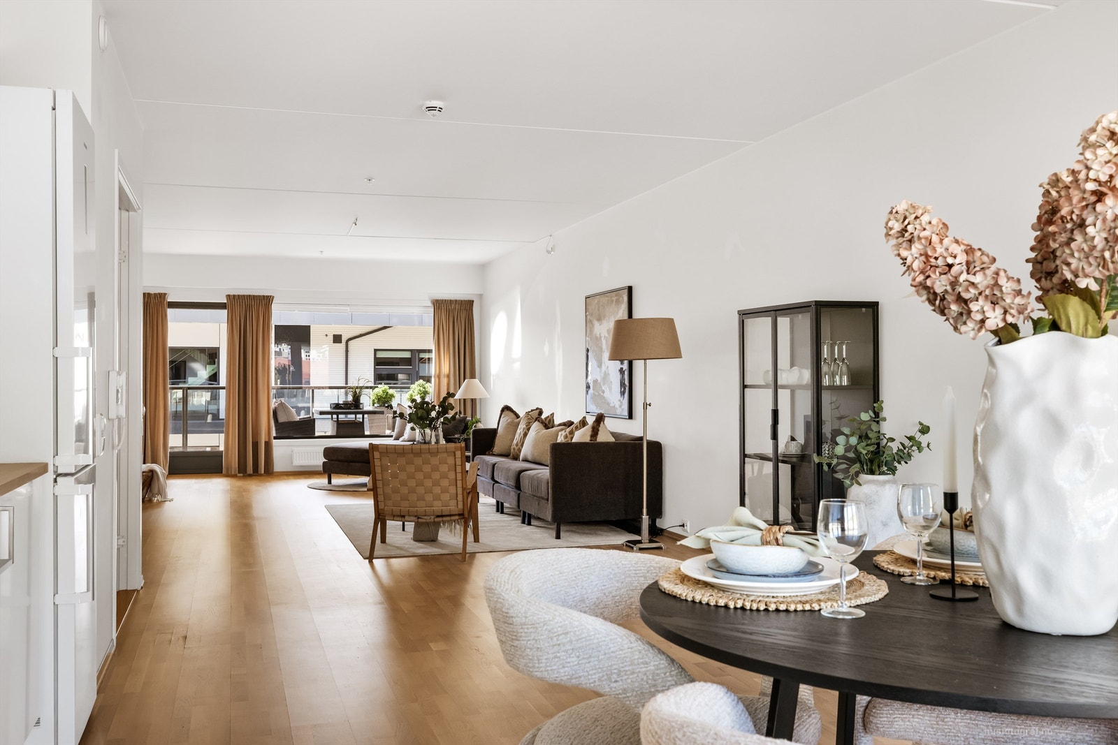 Parkettgulvet binder de ulike sonene i oppholdsrommet sammen på en elegant måte. Galleribilde