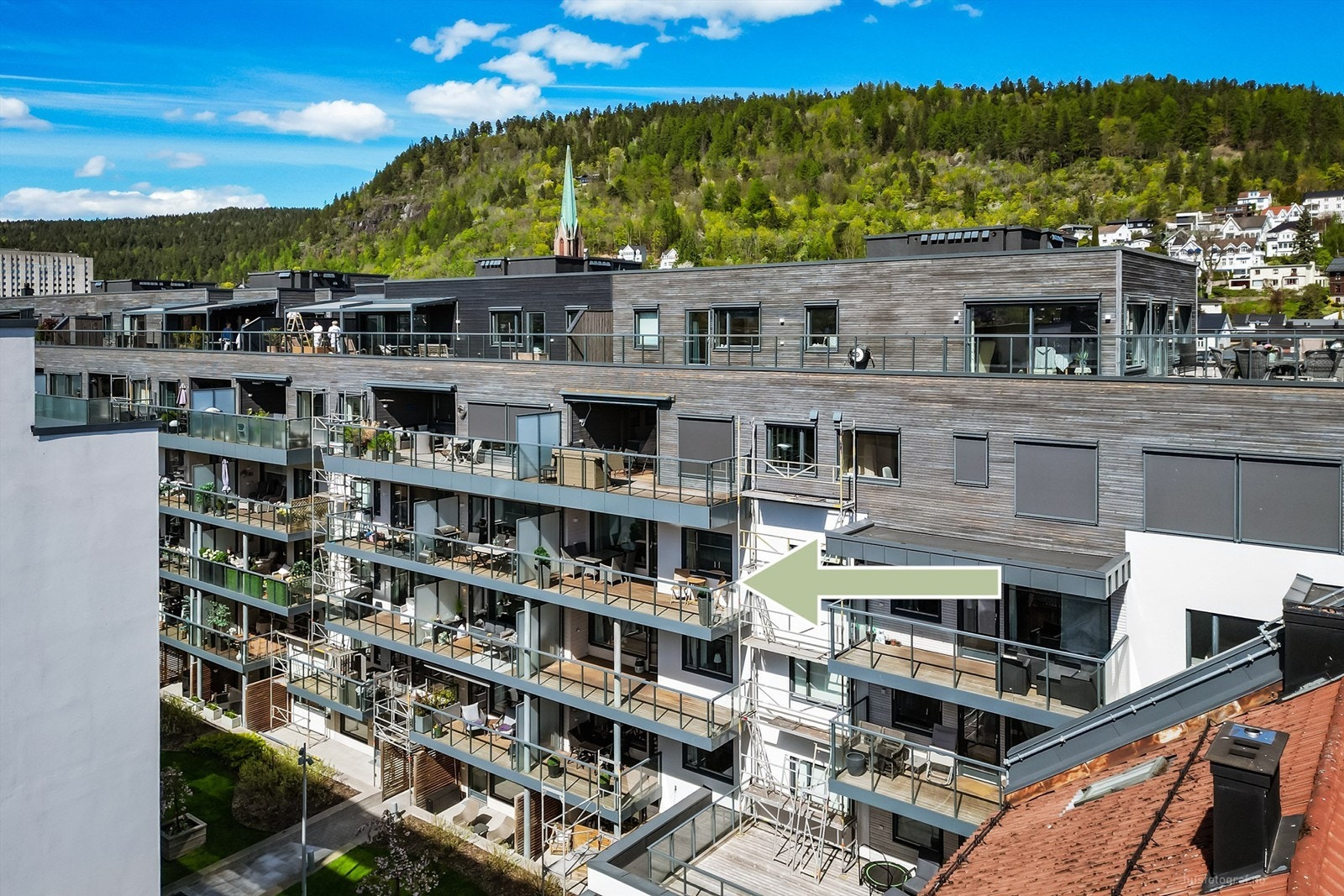 Tilgang til pent opparbeidet felles atrium i midten av bygningene. Atriumet er beliggende på plan 2. Galleribilde