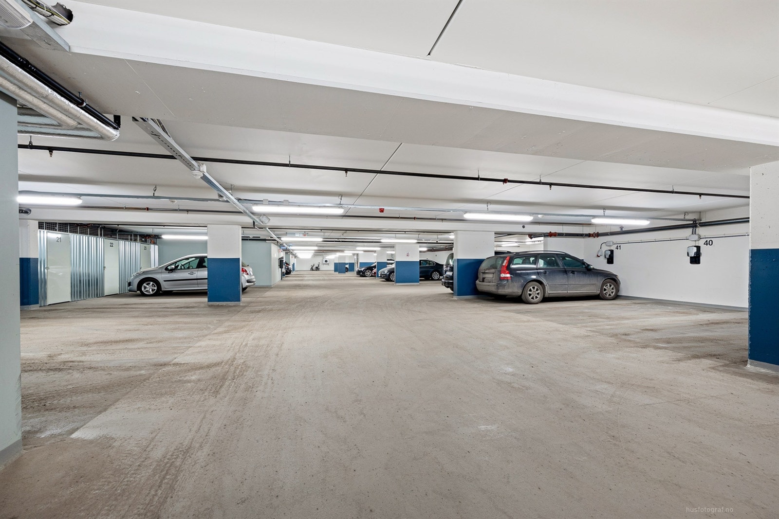 Medfølgende parkeringsplass på 16 kvm (nr. 52 iflg. selger) i felles garasjeanlegg. Galleribilde