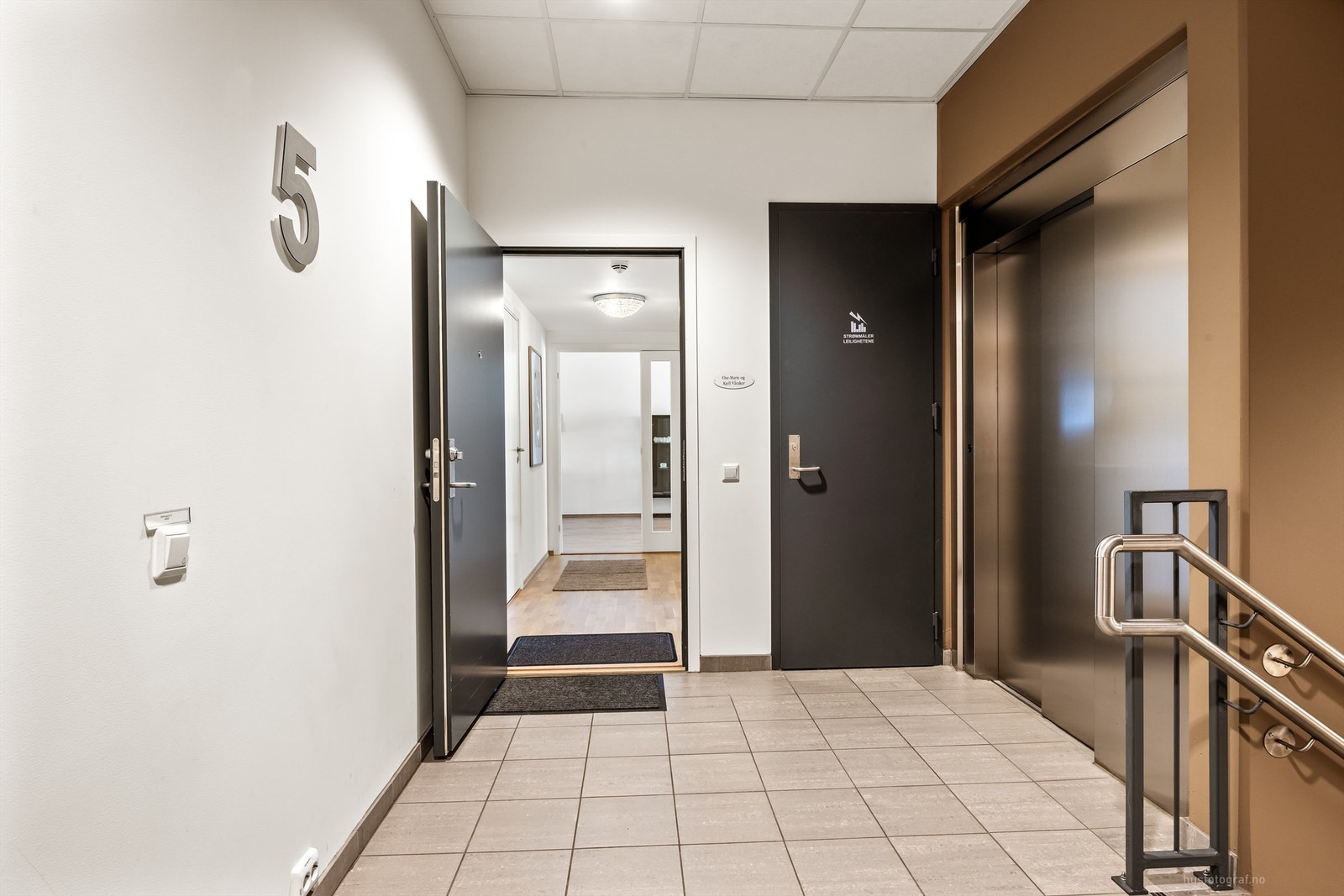 Heis- og trappeadkomst til leilighetens etasjeplan (5. etasje), heisen er rett ved inngangen til leiligheten. Galleribilde