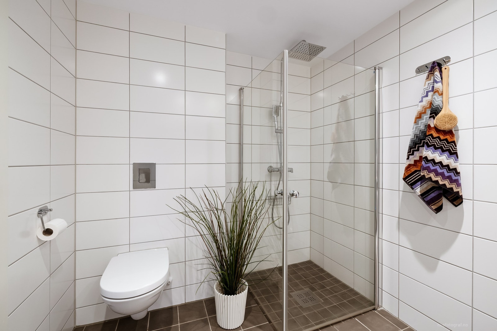 Badet er utstyrt med vegghengt toalett for enklere renhold. Galleribilde
