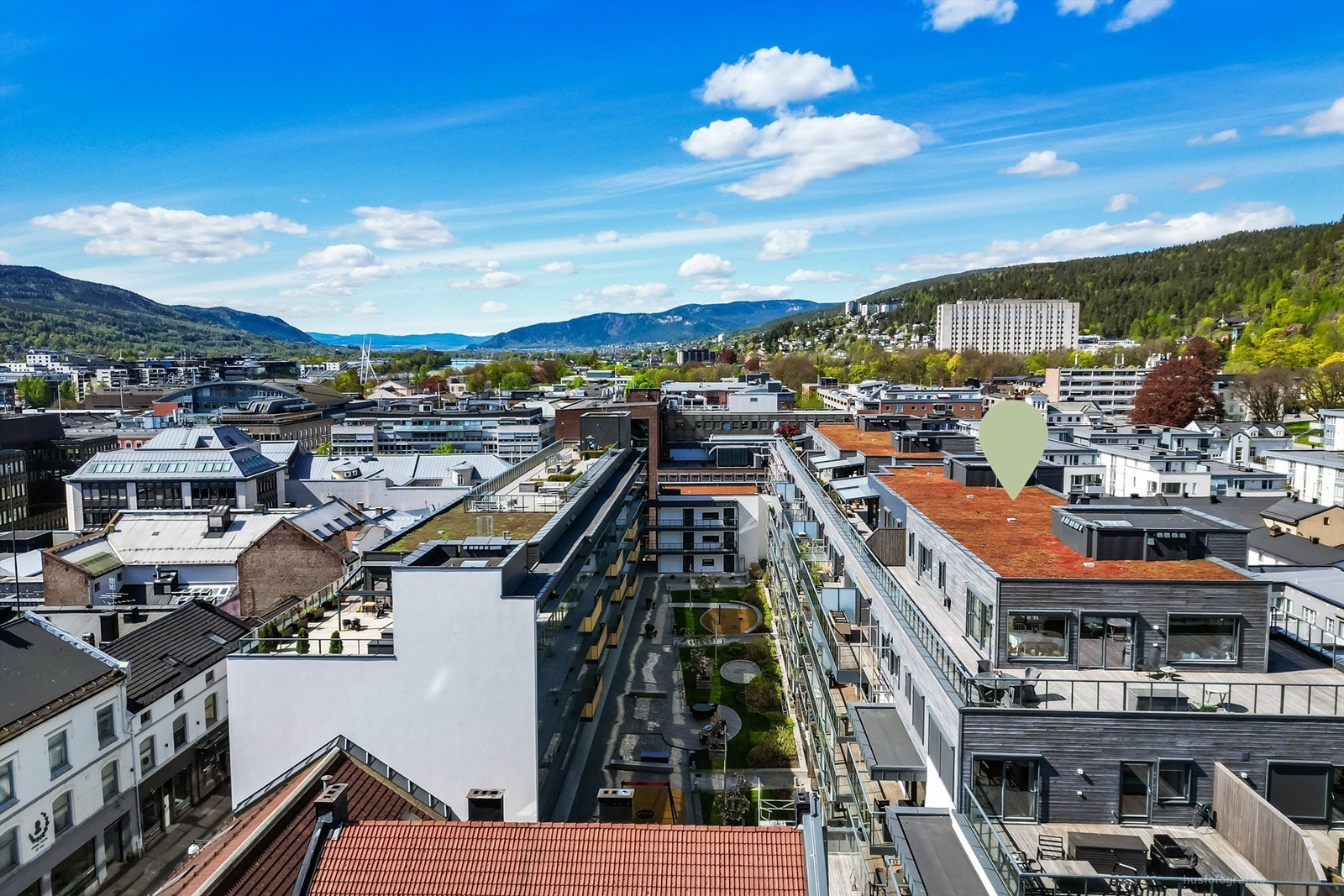 Tilgang til felles takterrasse i nabobygningen med flere felles møbler, takterrassen kan benyttes av beboere i Bragernes Kvartal 1 og 2. Galleribilde