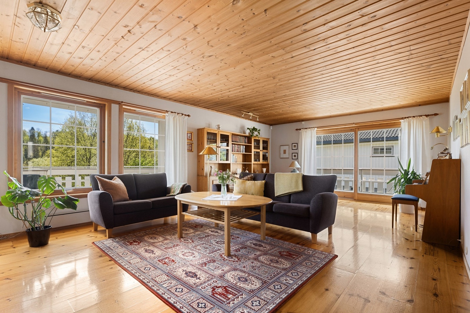 Lys og romslig stue med gode solforhold Galleribilde
