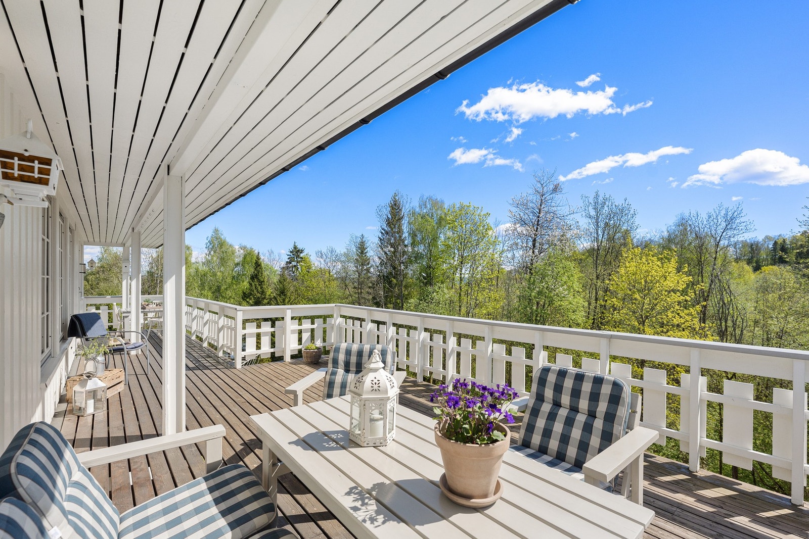 Stor terrasse med gode solforhold, perfekt for sommerdager Galleribilde
