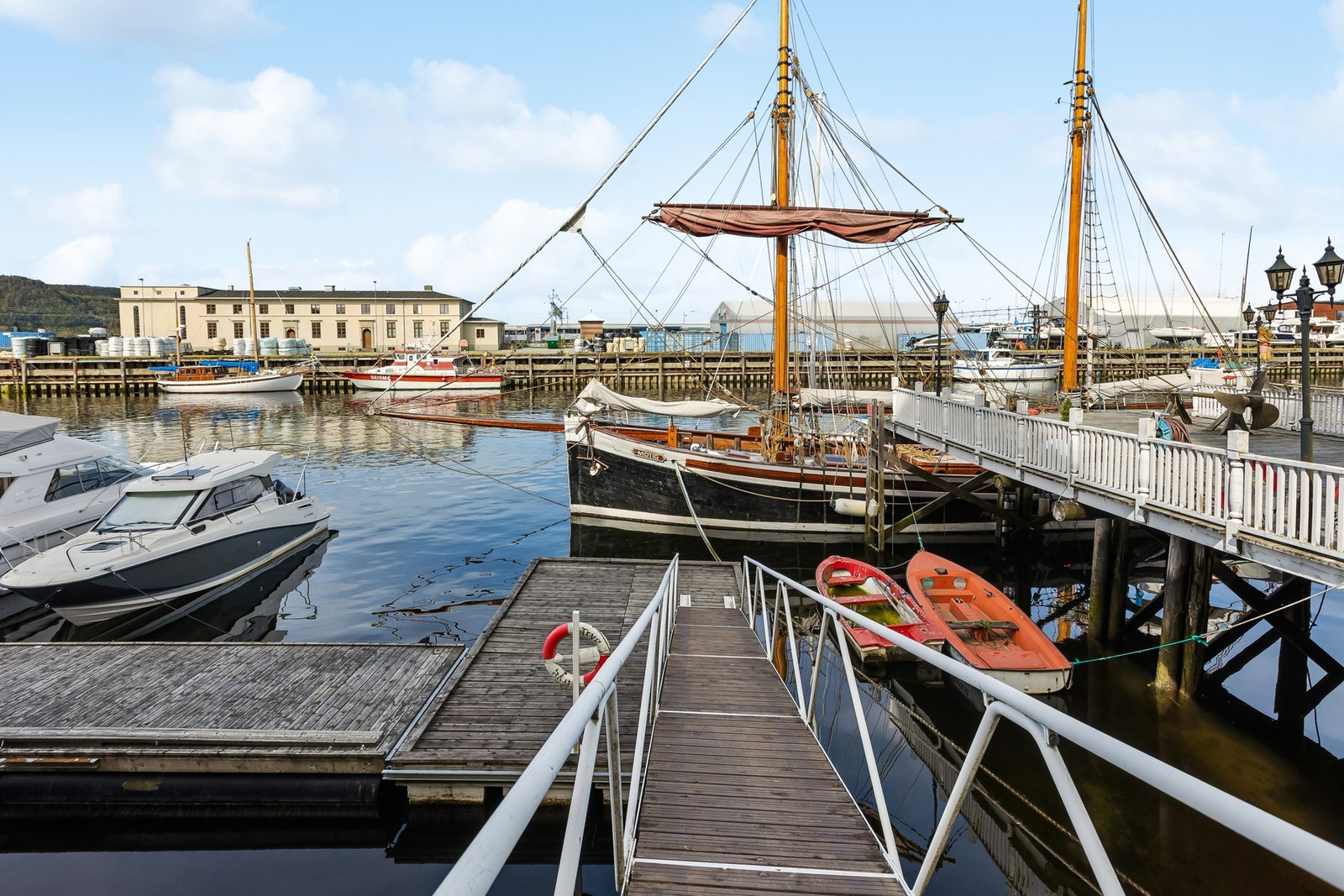 Gjestebrygge. Galleribilde