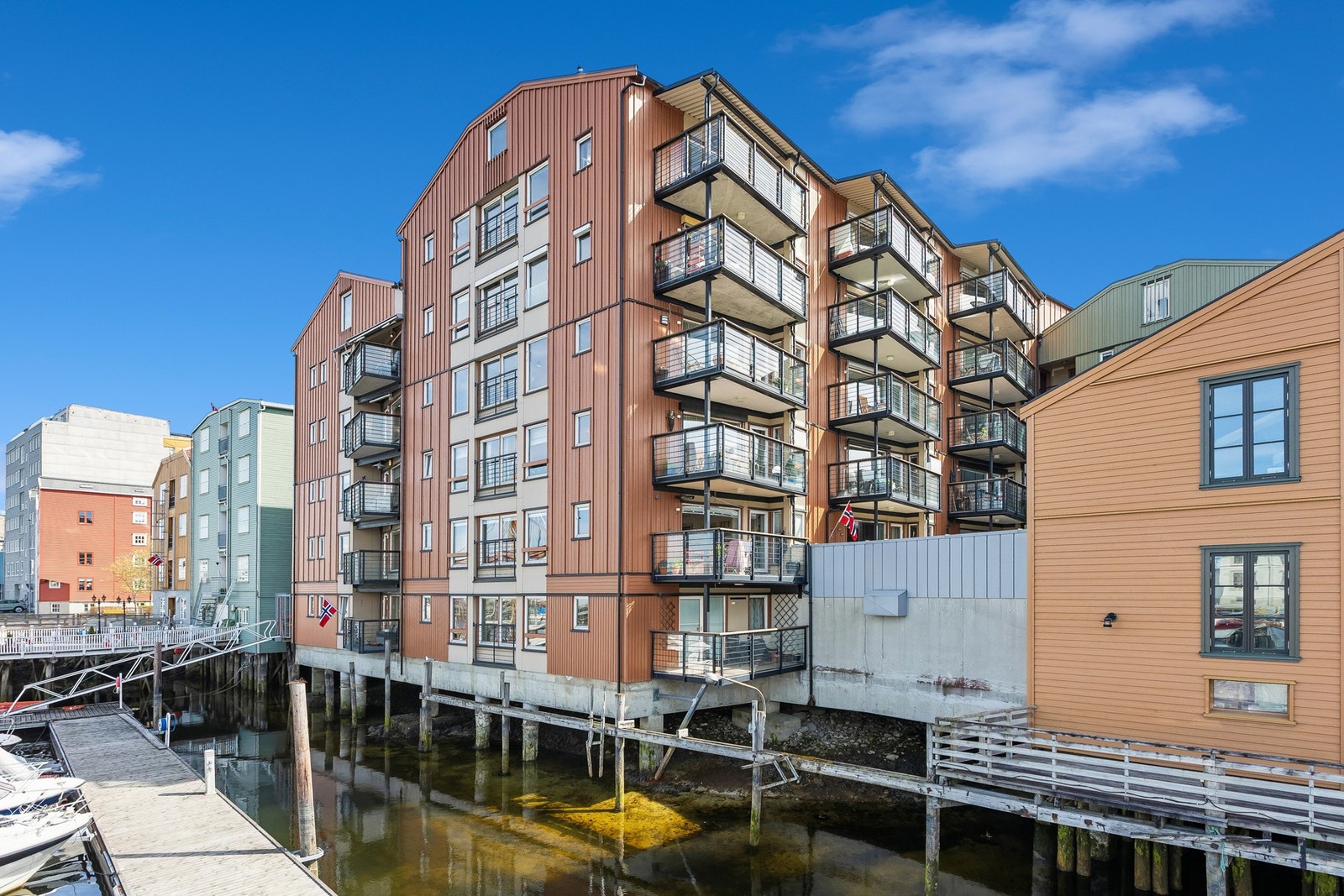 Fantastisk beliggenhet helt nede ved kanalen og sentralt i Trondheim by. Galleribilde