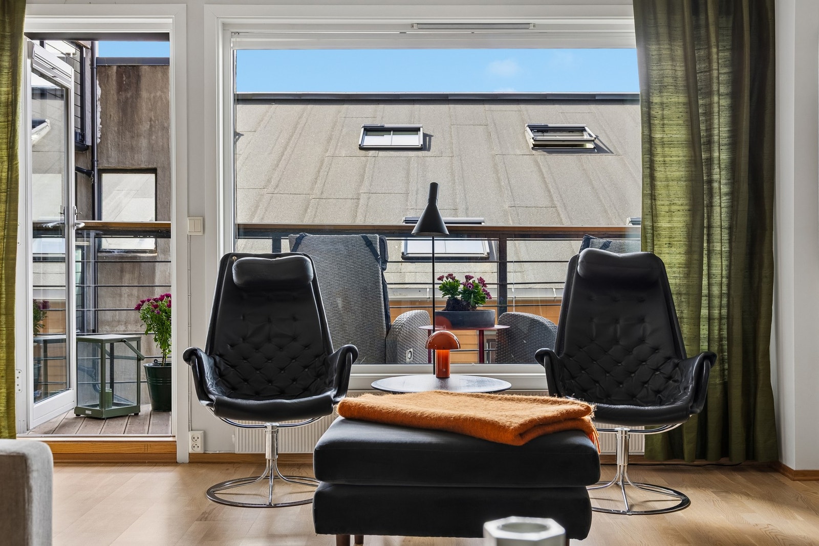 Store vindusflater som slipper inn rikelig med naturlig lys, noe som bidrar til en behagelig atmosfære. Galleribilde