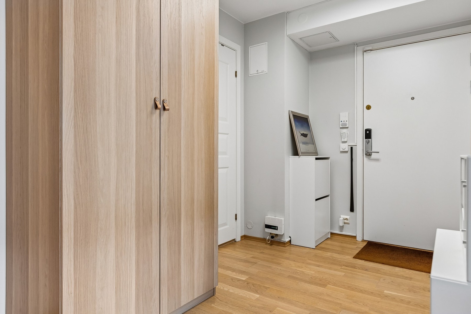 Innbydende inngangsparti med god plass til å henge fra seg sko og yttertøy. Galleribilde