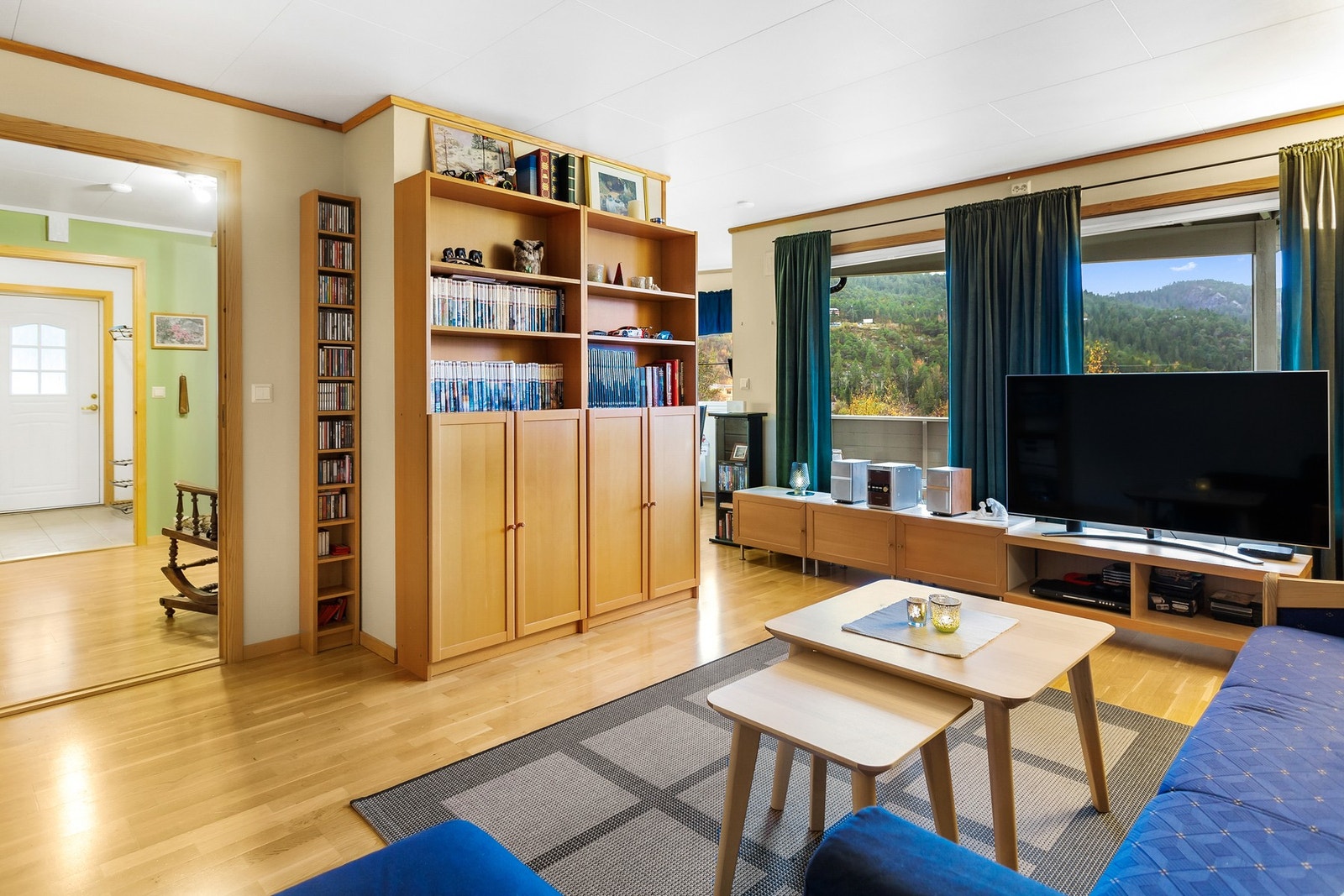 Lys stue med godt lysinnslipp fra store vindusflater Galleribilde
