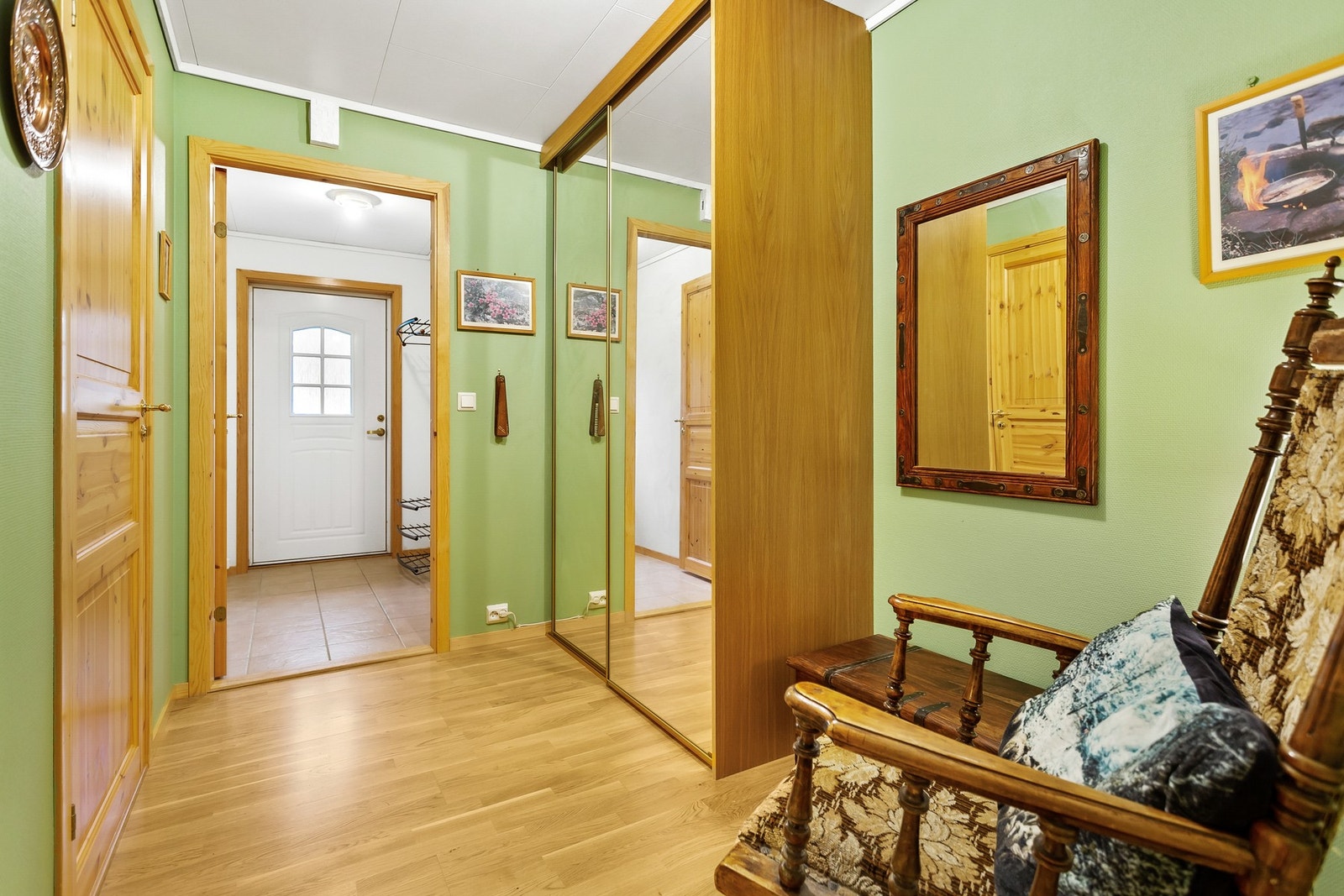 Gang med garderobe og vindfang Galleribilde
