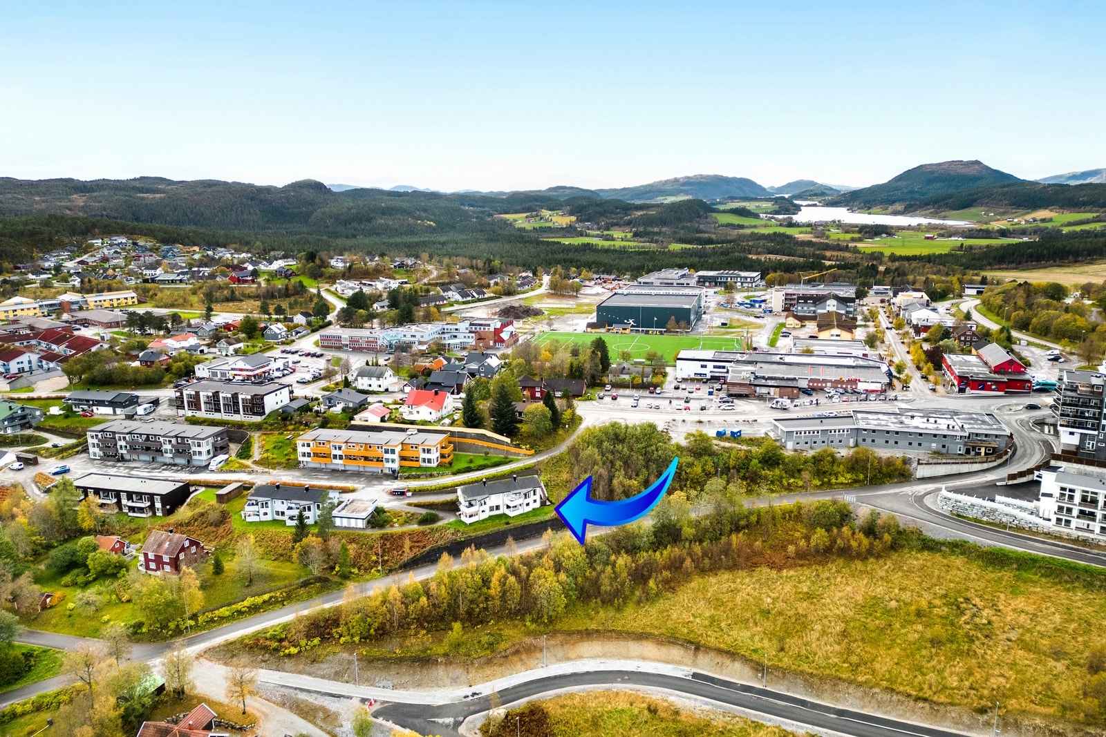 Dronebilde over eiendommen og nærområdet Galleribilde