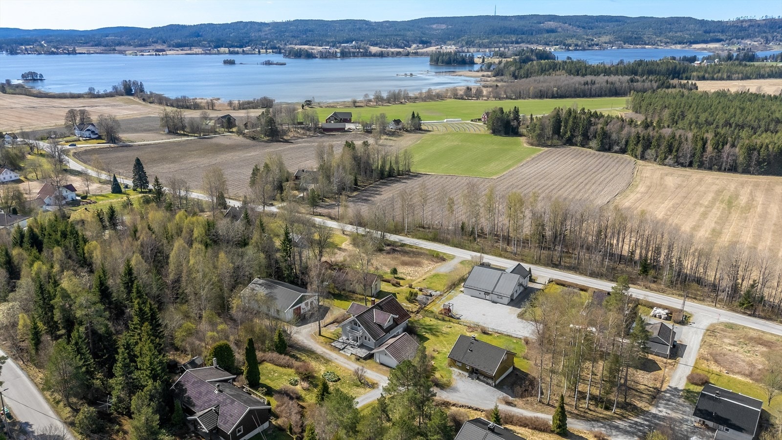Boligen ligger landlig, men allikevel sentralt på Hemnes. Og ikke langt unna den flotte innsjøen Hemnessjøen. Galleribilde