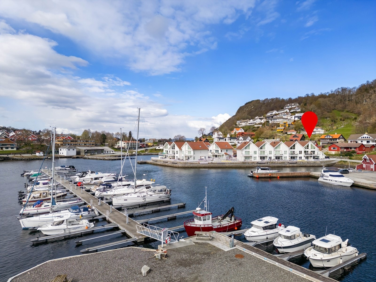 Leiligheten ligger nydelig til i Vikevåg, ca 30 min. kjøre fra Stavanger sentrum. Det er ikke boplikt. Det er pr. 1/5-26 mulighet for båtplass i båtforeningen. Galleribilde
