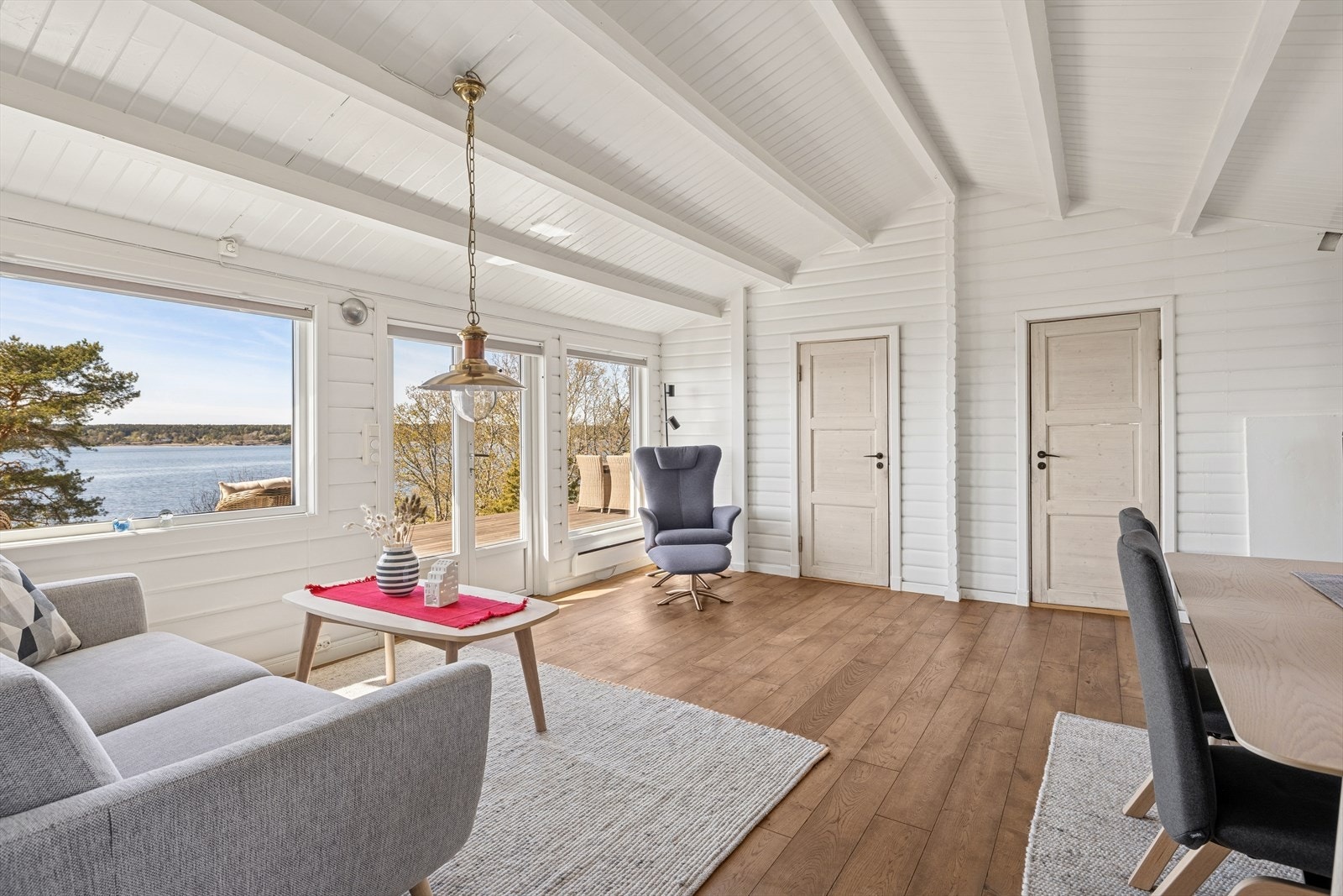 Her kan man også nyte den fantastiske utsikten fra sofakroken. Peisovn er montert i hjørnet som gir både varme og hygge på kalde dager. Galleribilde