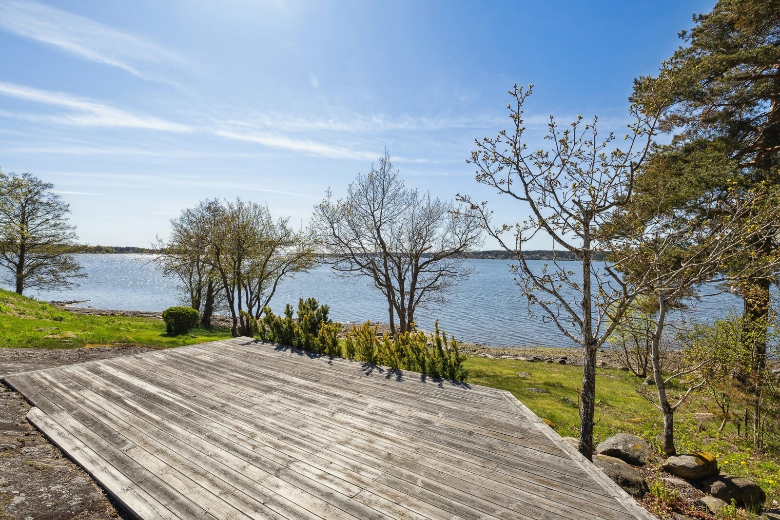På nedsiden av tomten er det etablert et treplatting med god plass til hagemøbler. Galleribilde