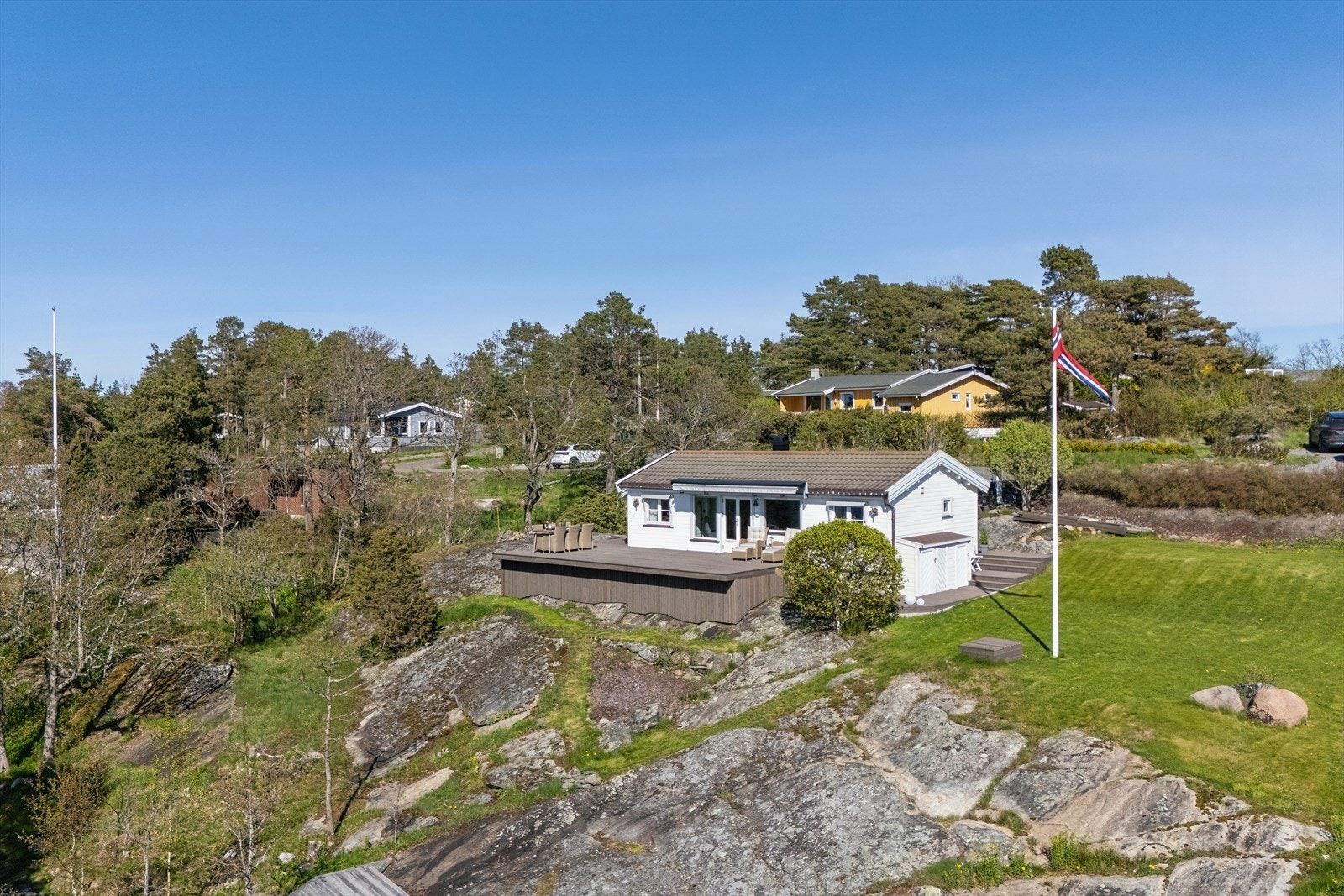 En idyllisk fritidseiendom rett ved vannkanten som har fantastisk sjøutsikt. Galleribilde