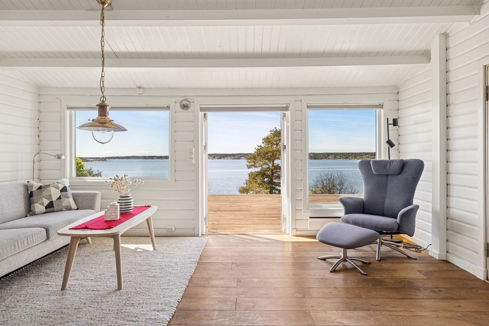 Herfra er det utgang til solrike uteplasser og hage. Galleribilde