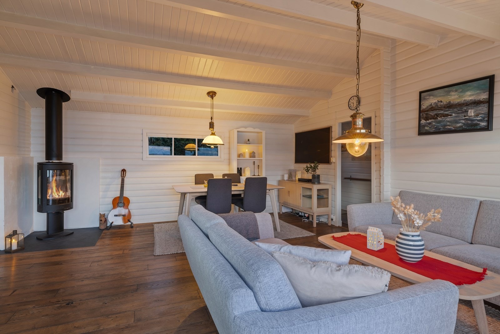 Peisovn er montert i hjørnet som gir både varme og hygge på kalde dager. Galleribilde