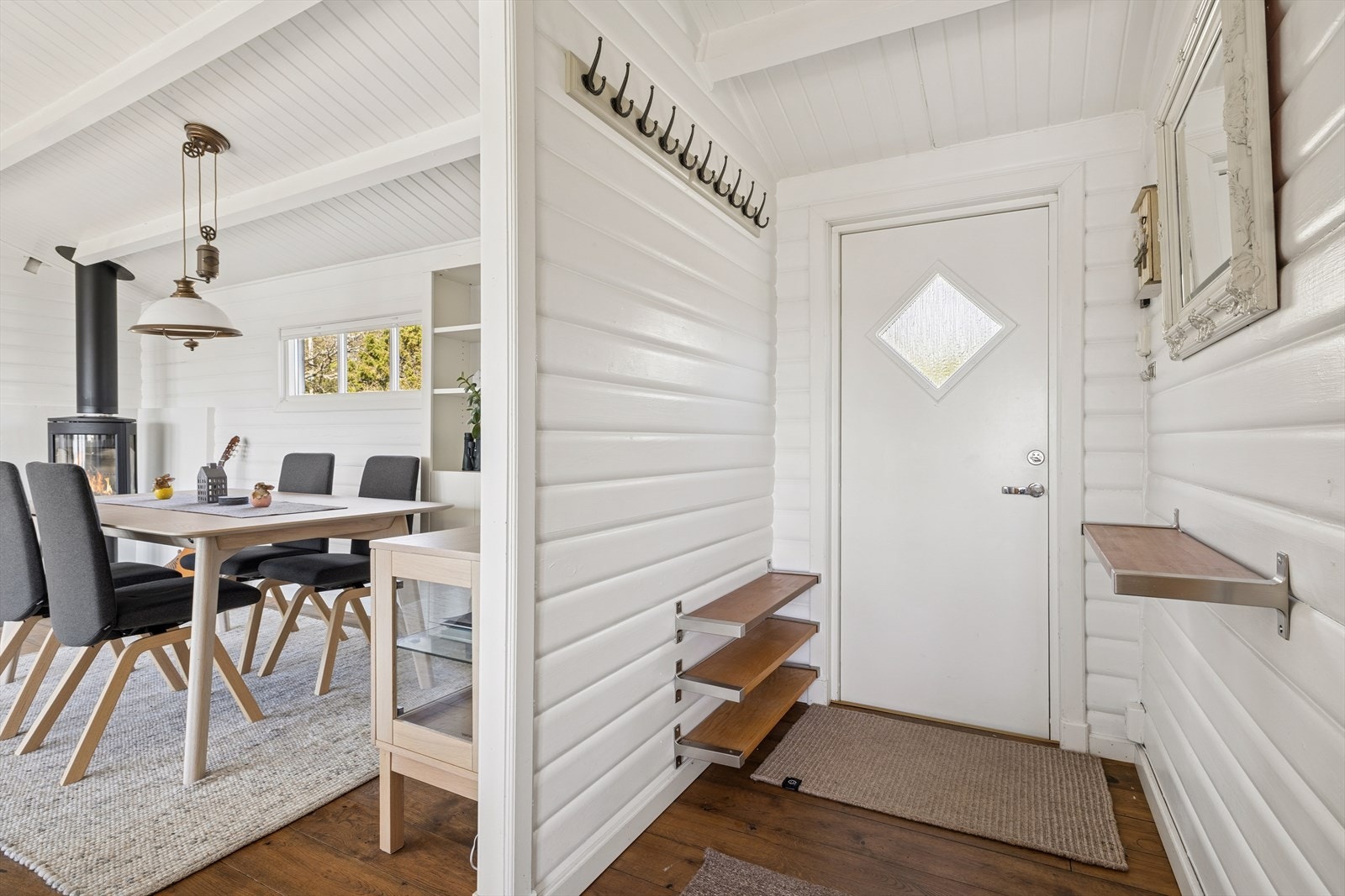 Her ønskes du velkommen inn i entré med plass til å oppbevare ytterklær og sko. Galleribilde