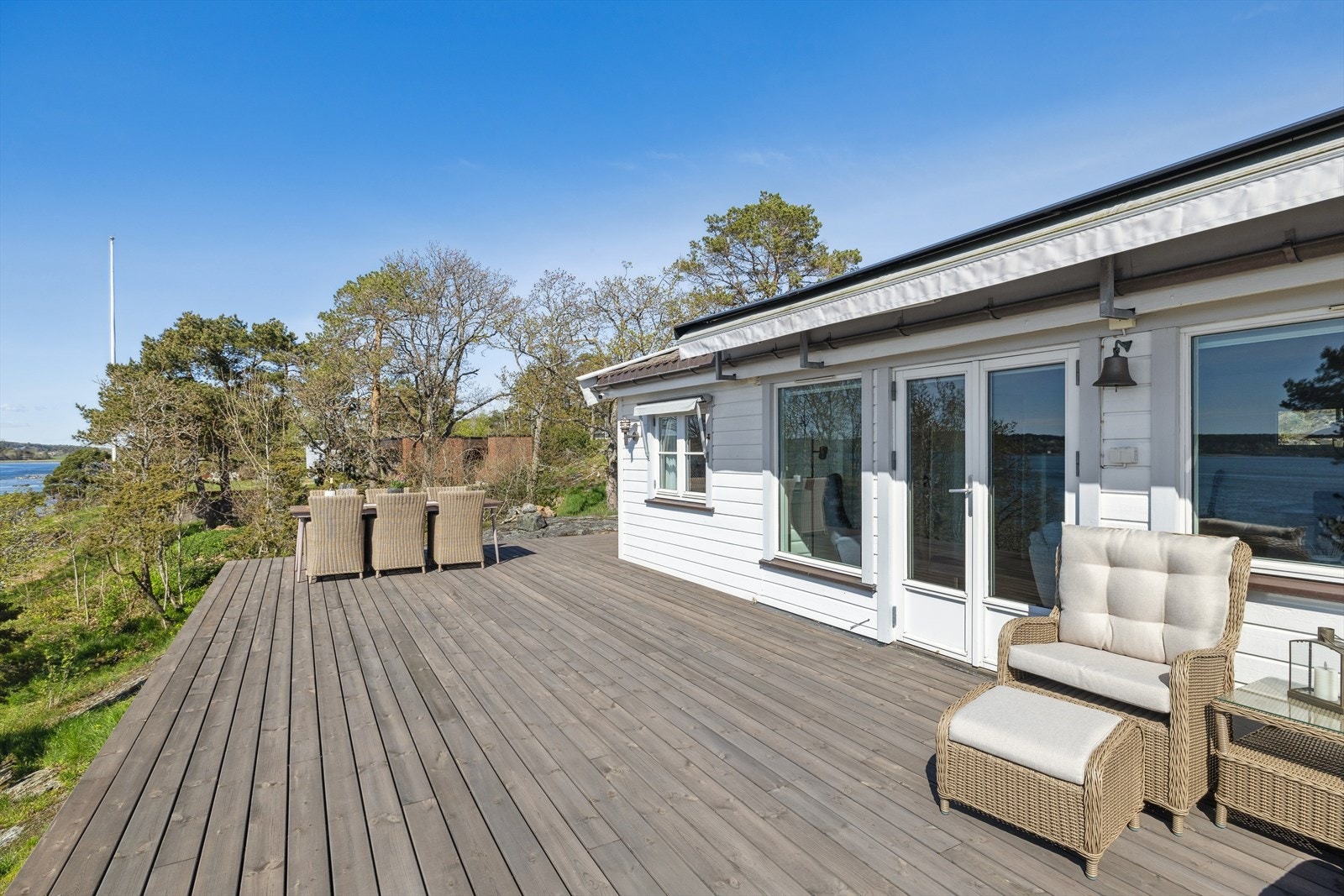 Stor terrasse med god plass til å innrede i flere soner. Galleribilde