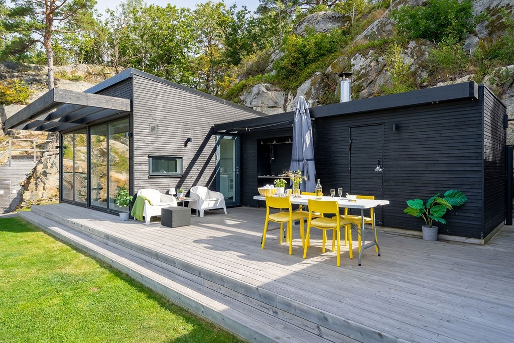 Eiendommen fra 2019 har et moderne arkitektonisk særpreg og består av et hovedbygg og to separate anneks, bundet sammen av en stor treterrasse. Galleribilde