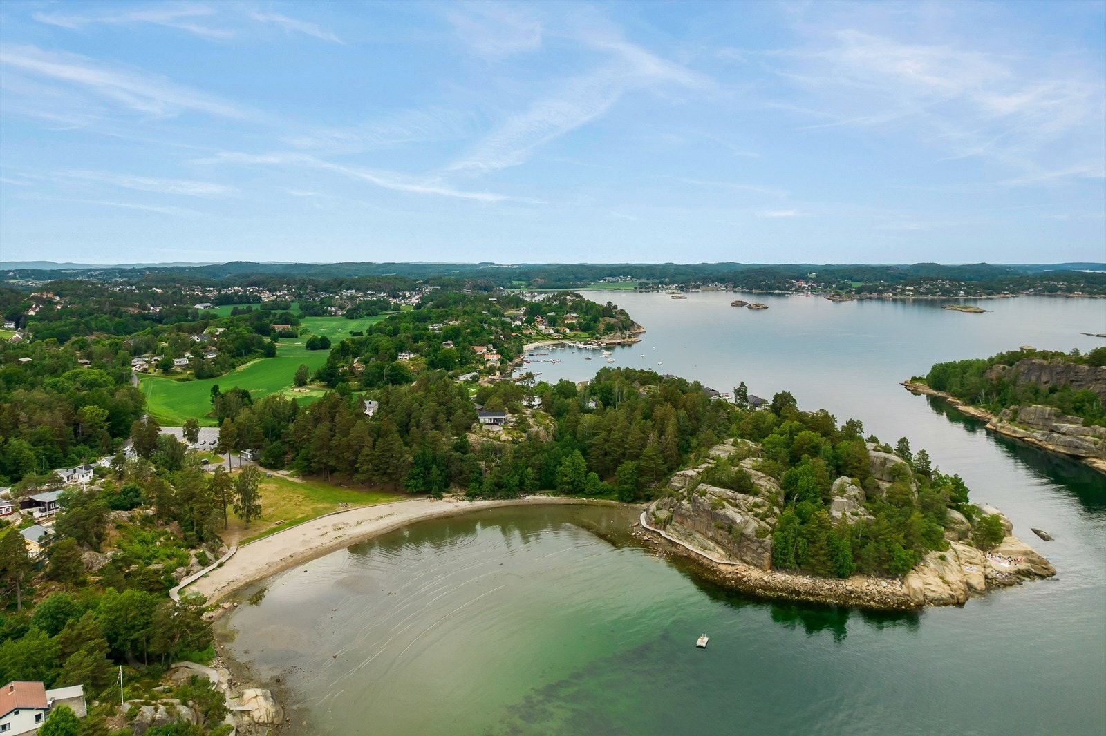 Det er kun en kort spasertur ned til populære Skjellvika har en langgrunn, barnevennlig strand med nydelige svaberg, stupebrett, kiosk og toalett..jpg Galleribilde