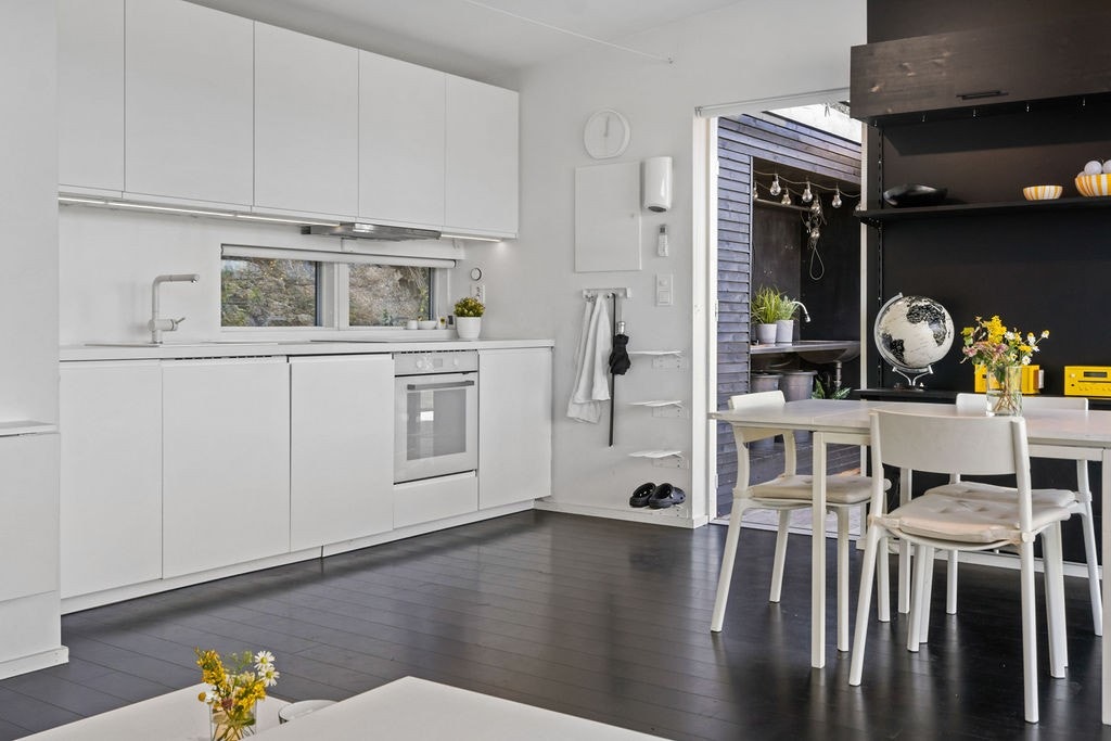Den åpne løsningen gir god plass til både spisebord og sofagruppe i hovedbygget. Galleribilde