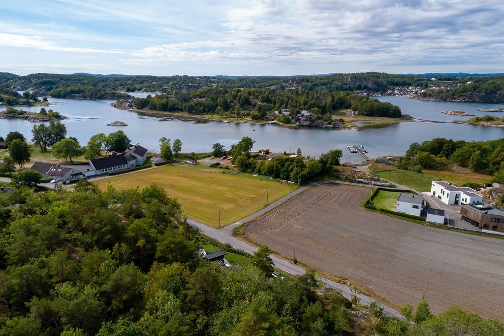 Sandefjord sentrum ligger kun 10 minutter unna med bil, og nærmeste dagligvare er Joker Gjekstad (3 min). Galleribilde