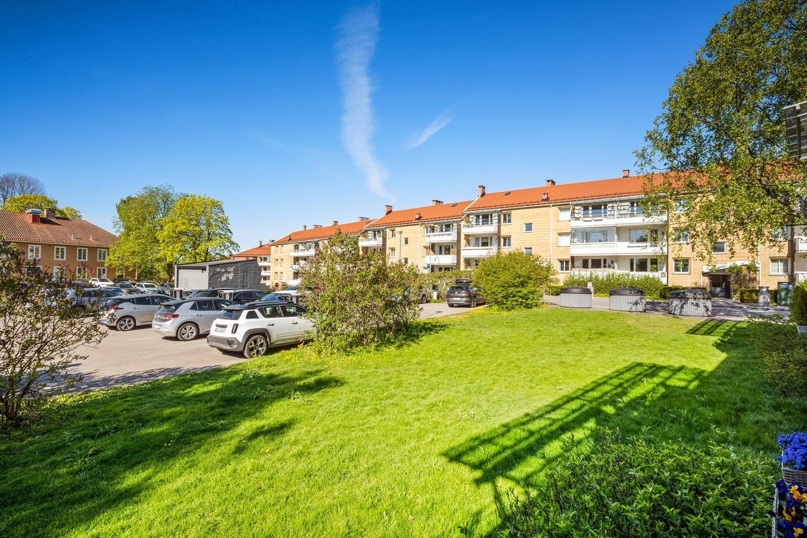 På balkongen er det god plass til sittegruppe og beplantning. Balkongen har grønt og hyggelig utsyn, og er vendt mot borettslagets fellesarealer. Galleribilde
