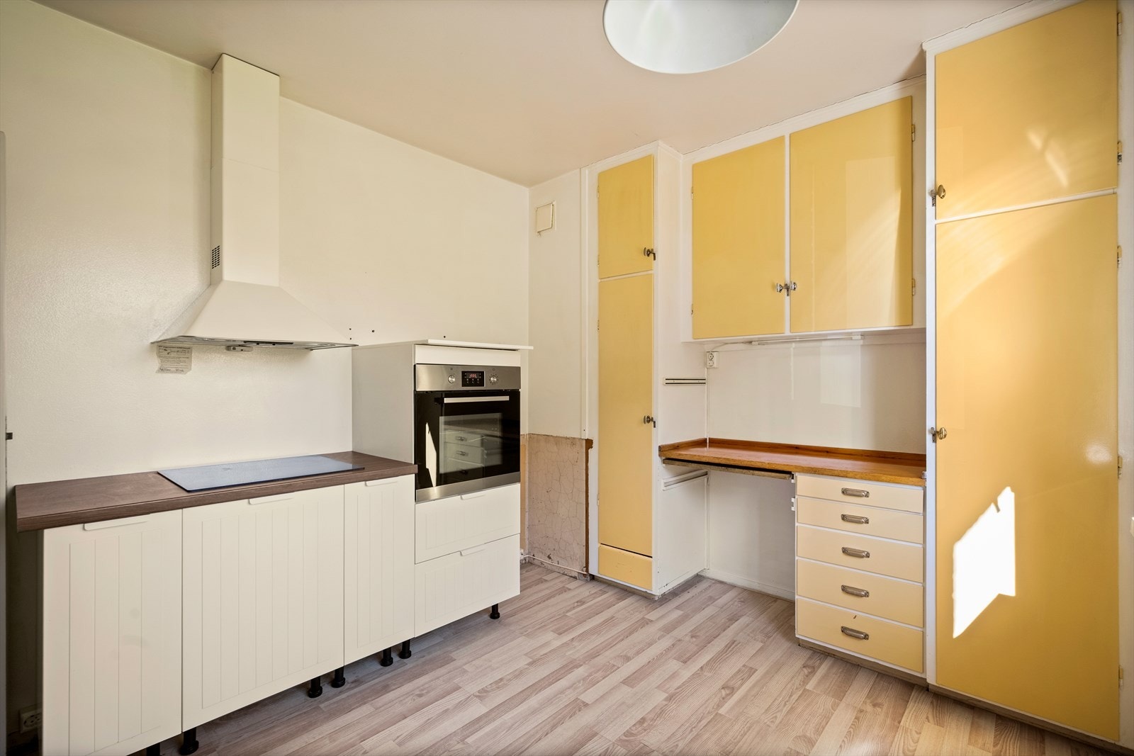 Kjøkkeninnredning med glatte fronter og benkeplate i laminat. Galleribilde