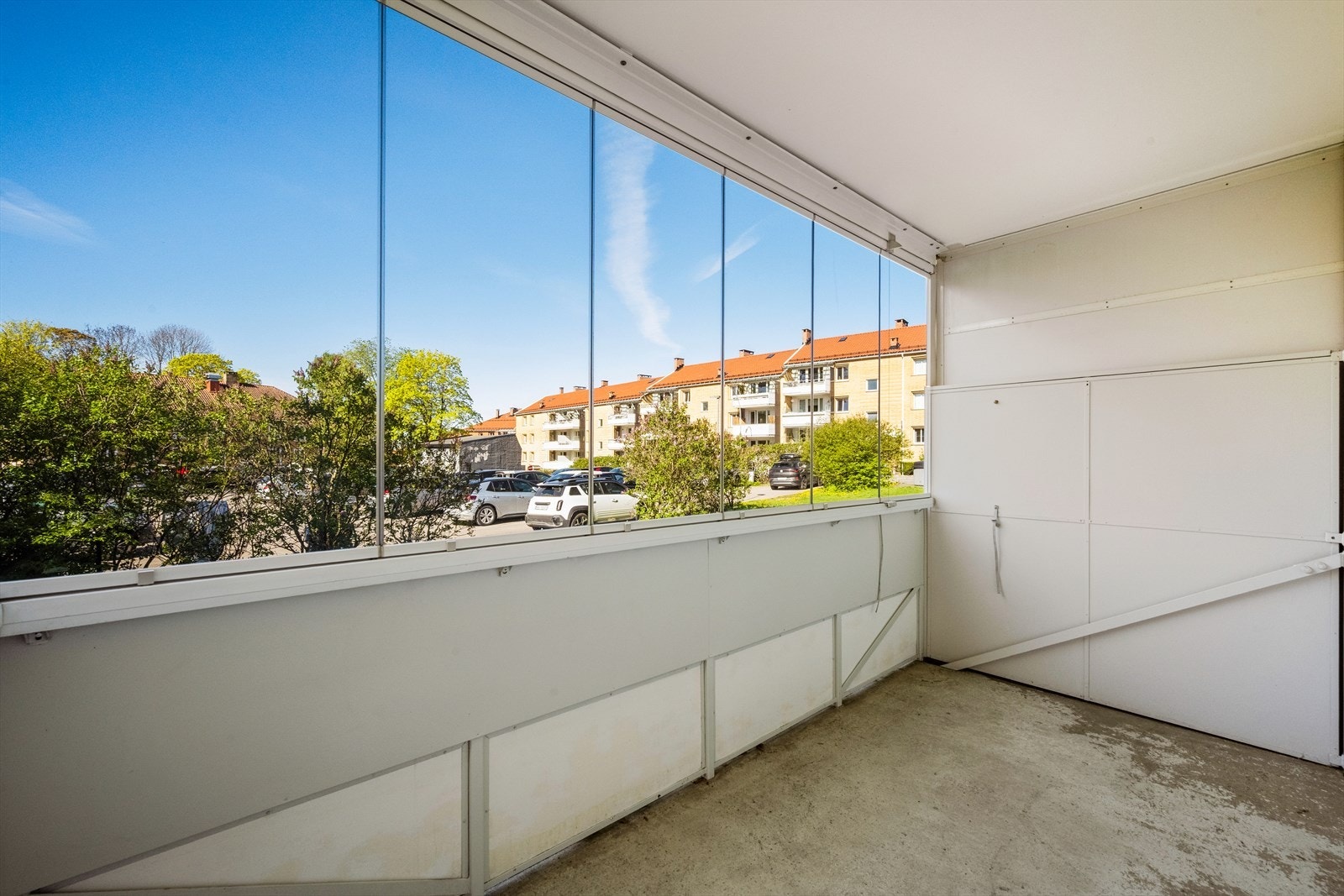 Fra stuen er det utgang til en innglasset balkong på ca. 8 kvm. Galleribilde