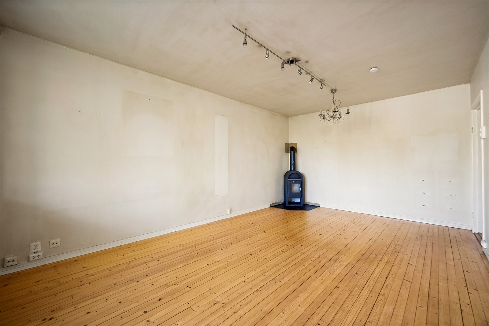 Det er god plass til sofa med tilhørende stuemøblement og spisebord. Galleribilde
