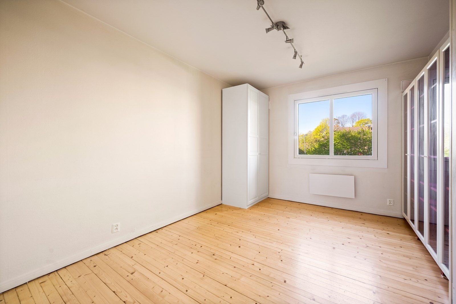 Leiligheten har et romslig soverom med god plass til dobbeltseng og nattbord. Galleribilde