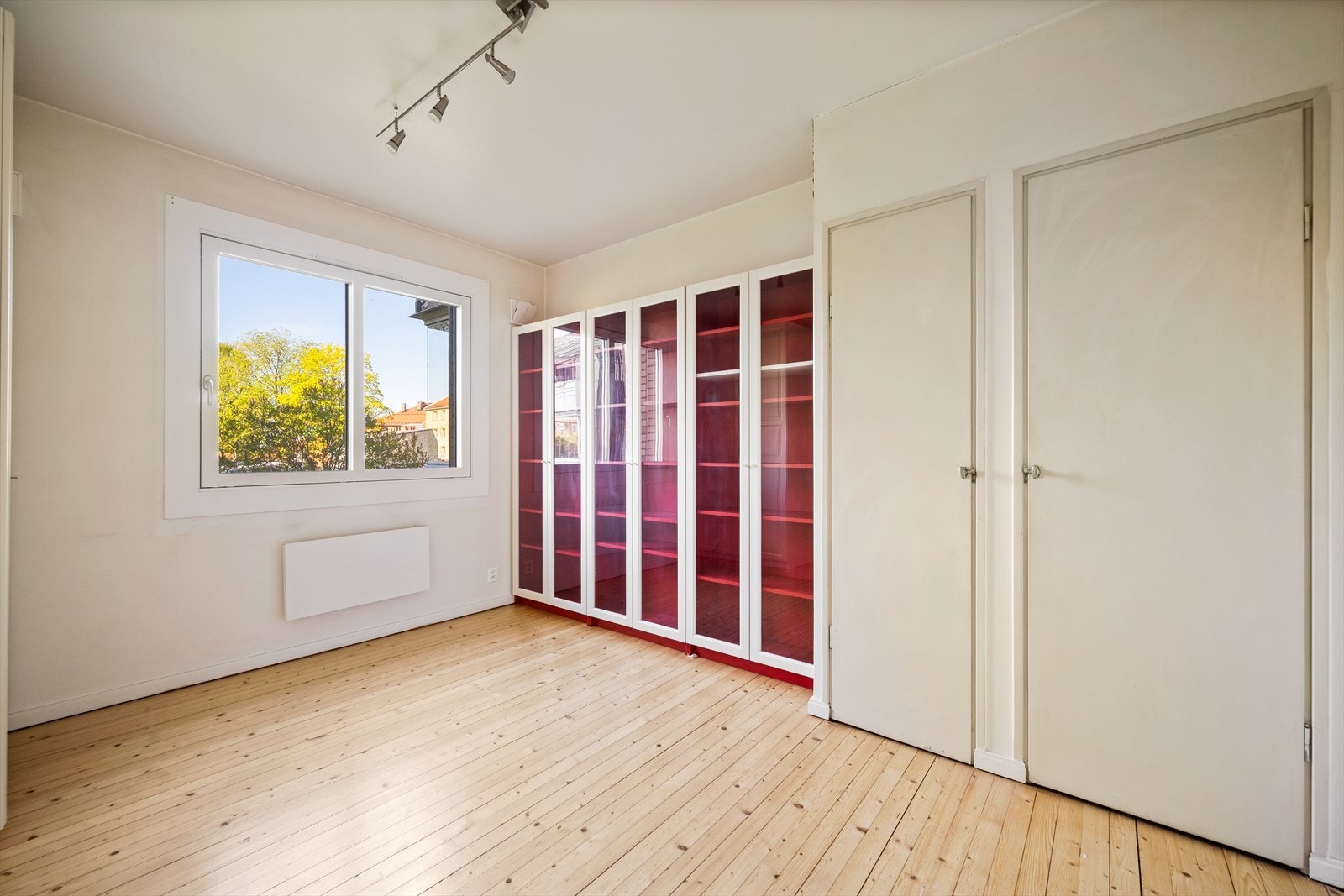 Det er godt med lagringsplass i garderobeskap. Galleribilde