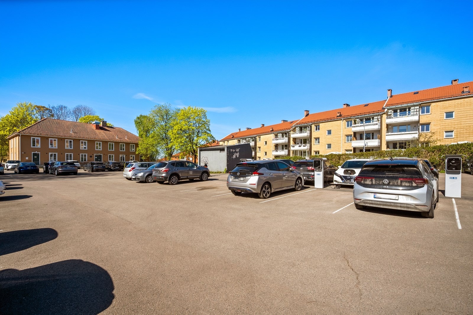 Både garasjer og parkeringsplasser kan leies gjennom borettslaget. Flere av parkeringsplassene er ladeplasser. Galleribilde