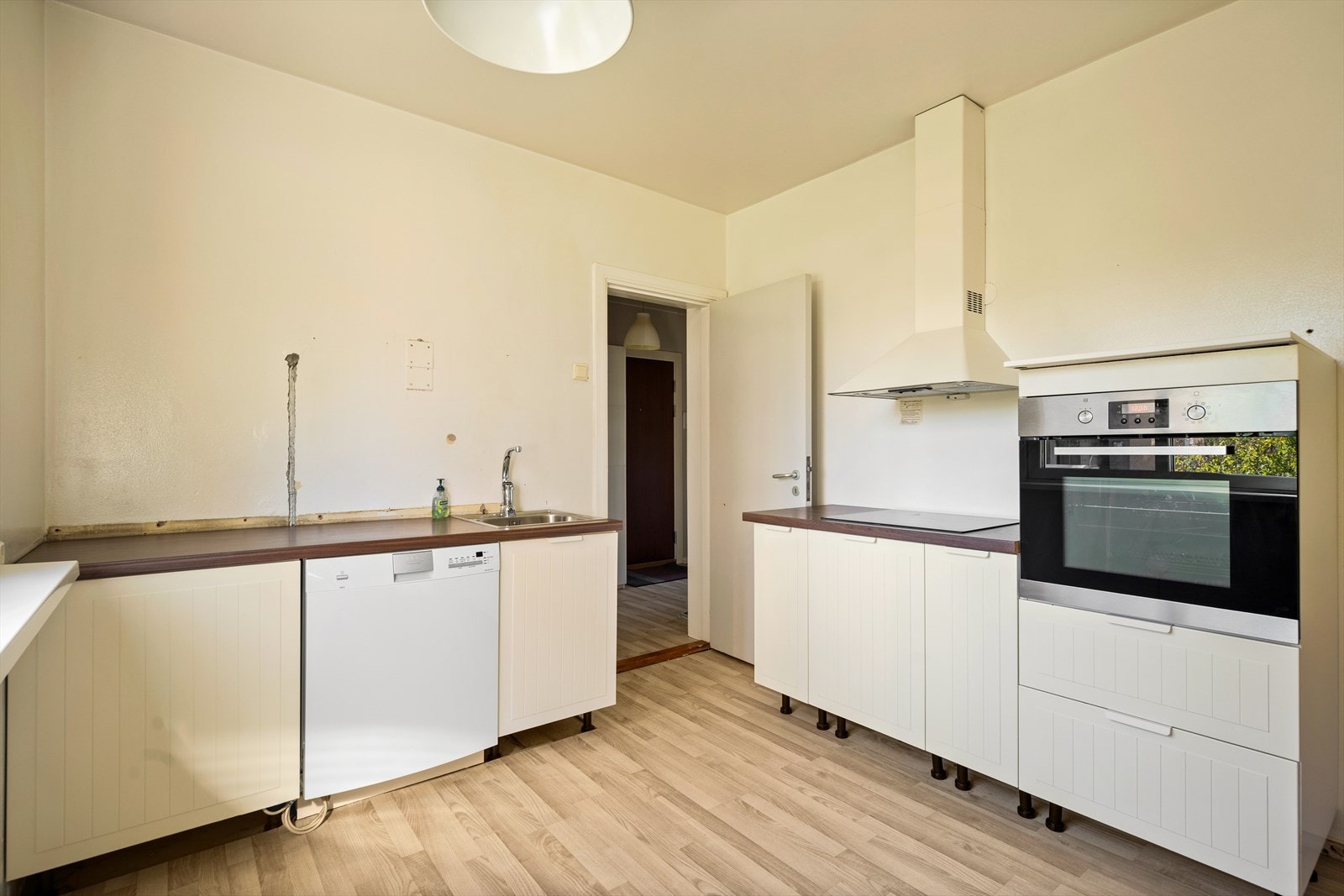 Kjøkkenet er utstyrt med integrert platetopp og stekeovn, frittstående oppvaskmaskin samt avsatt plass til kjøleskap. Kullfilterventilator over kokeplass. Galleribilde