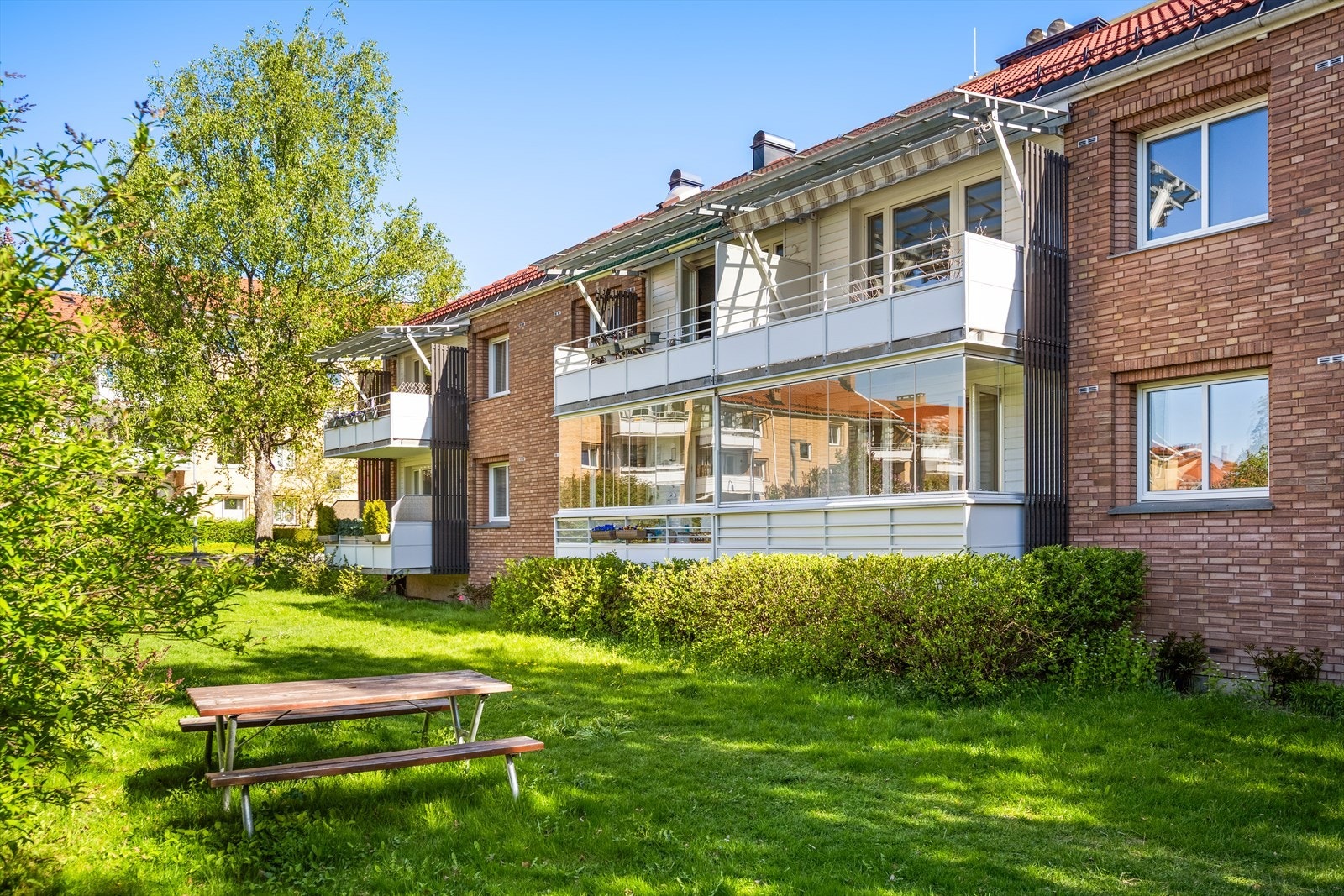 Kasper Hillås har gleden av å presentere St. Jørgens vei 71. Foto: Martine Eren Jacobsen. Galleribilde