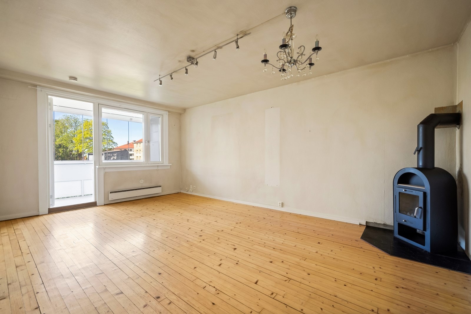 Leiligheten ligger i 1. etasje og inneholder entré, kjøkken, stue, soverom og bad. Galleribilde